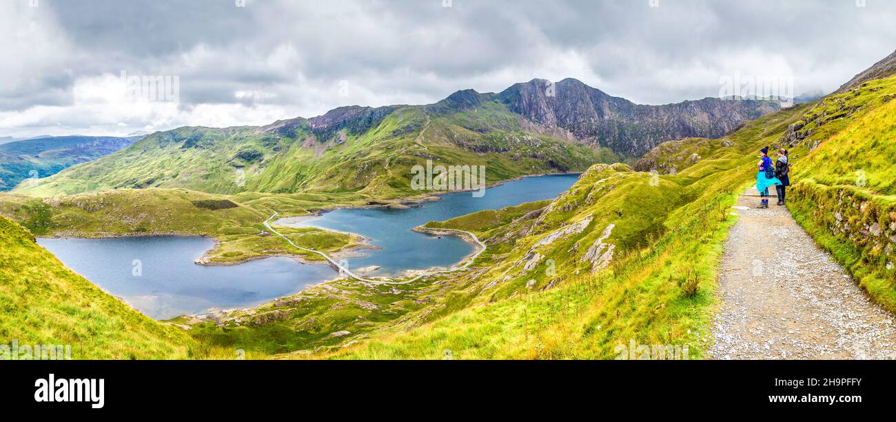 Vue sur le lac Llyn Llydaw et les Minres de la piste PYG au sommet de Snowdon, parc national de Snowdonia, pays de Galles, Royaume-Uni Banque D'Images