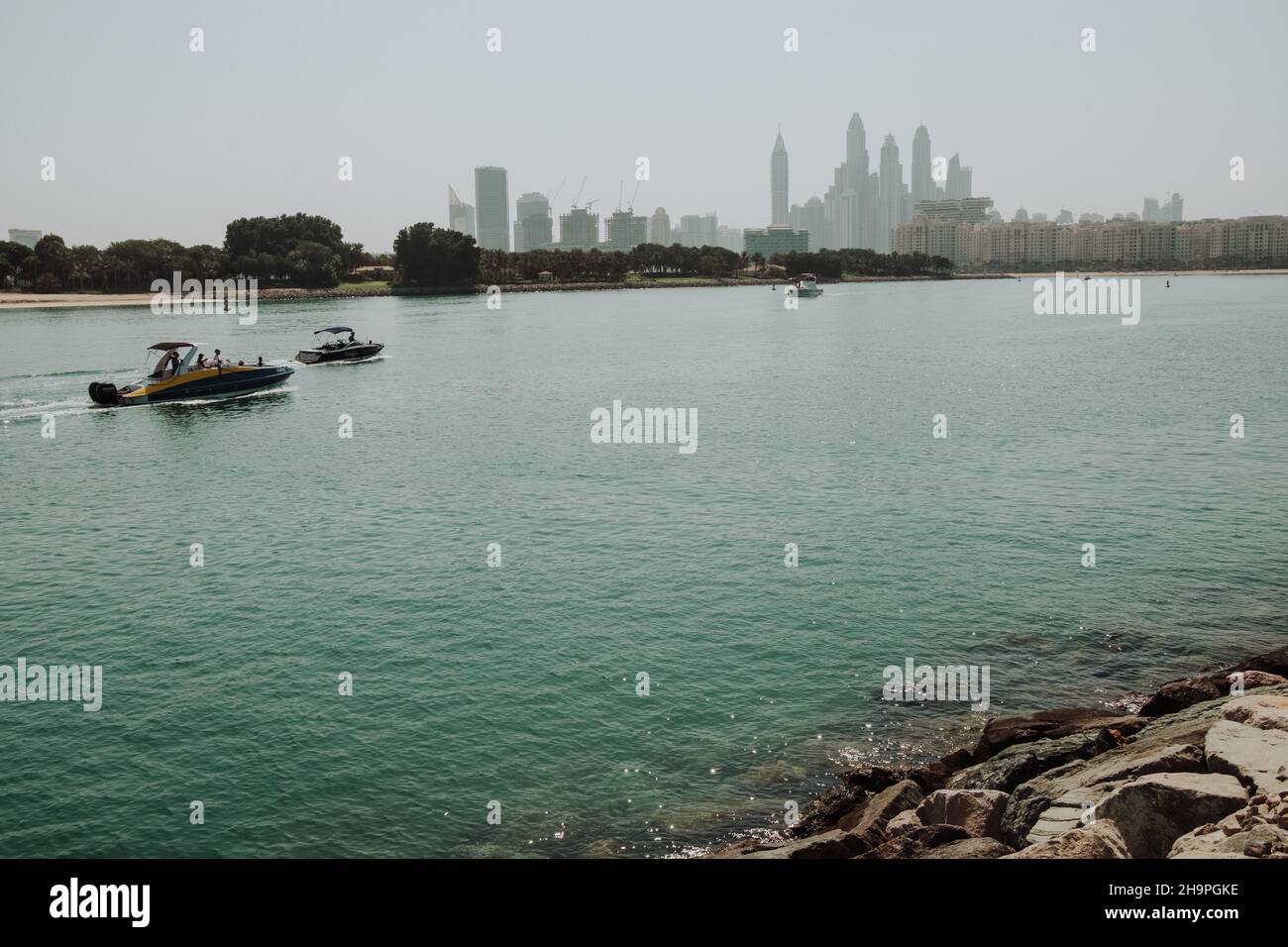 Les bateaux de la mer d'Arabie et la marina offrent une vue à l'horizon Banque D'Images