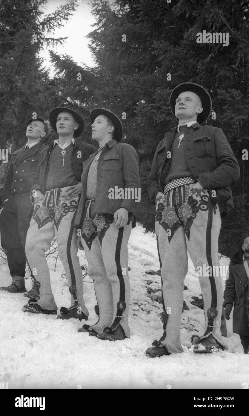 Zakopane, 1949-02-25.W Miêdzynarodowych Zawodach Narciarskich o Puchar Tatr wziê³o udzia³ przesz³o 250 zawodników i zawodniczek reprezentuj¹cych szeœæ pañstw: Czechos³owacjê, Wêgry, Rumuniê, Bu³gariê, Finlandiê i Polskê.Otwarty konkurs skoków obejrza³o na stadionie PZN (Polski Zwi¹zek Narciarski) pod Krokwi¹ dwadzieœcia tysiêcy widzów.NZ. Górale W strojach regionalnych. uu PAPZakopane, 25 février 1949.Le Concours international de ski de la coupe de montagne Tatra a réuni plus de 250 concurrents de 6 pays : Tchécoslovaquie, Hongrie, Roumanie, Bulgarie, Finlande et Pologne.Un jum de ski Banque D'Images