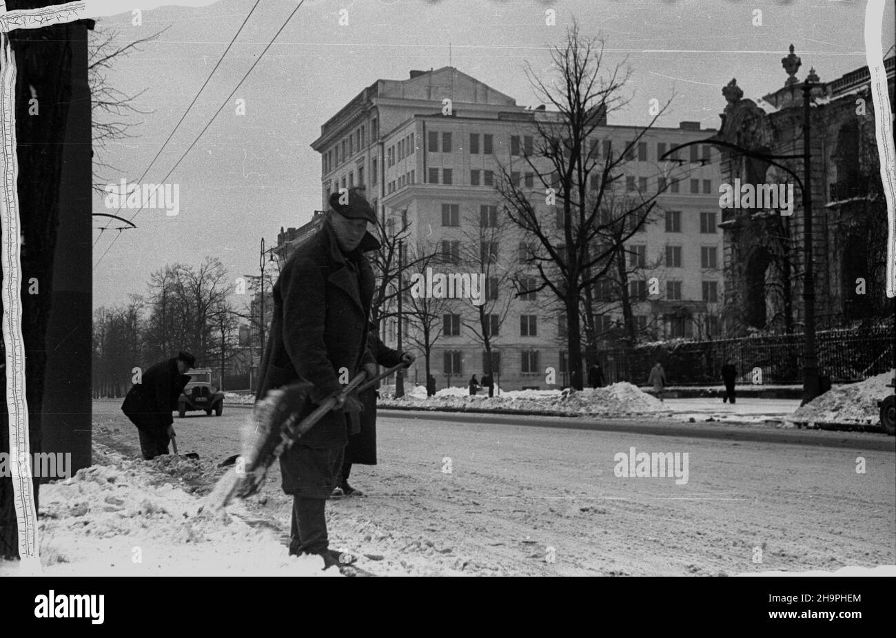 Varsovie, 1949-03.Aleja Stalina (Aleje Ujazdowskie).odœnie¿anie nawierzchni.Dok³adny dzieñ wydarzenia nieustalony. bk PAPVarsovie, mars 1949.L'avenue Stalina (ancienne avenue Ujazdowskie).Photo : retrait en cours. bk PAP Banque D'Images