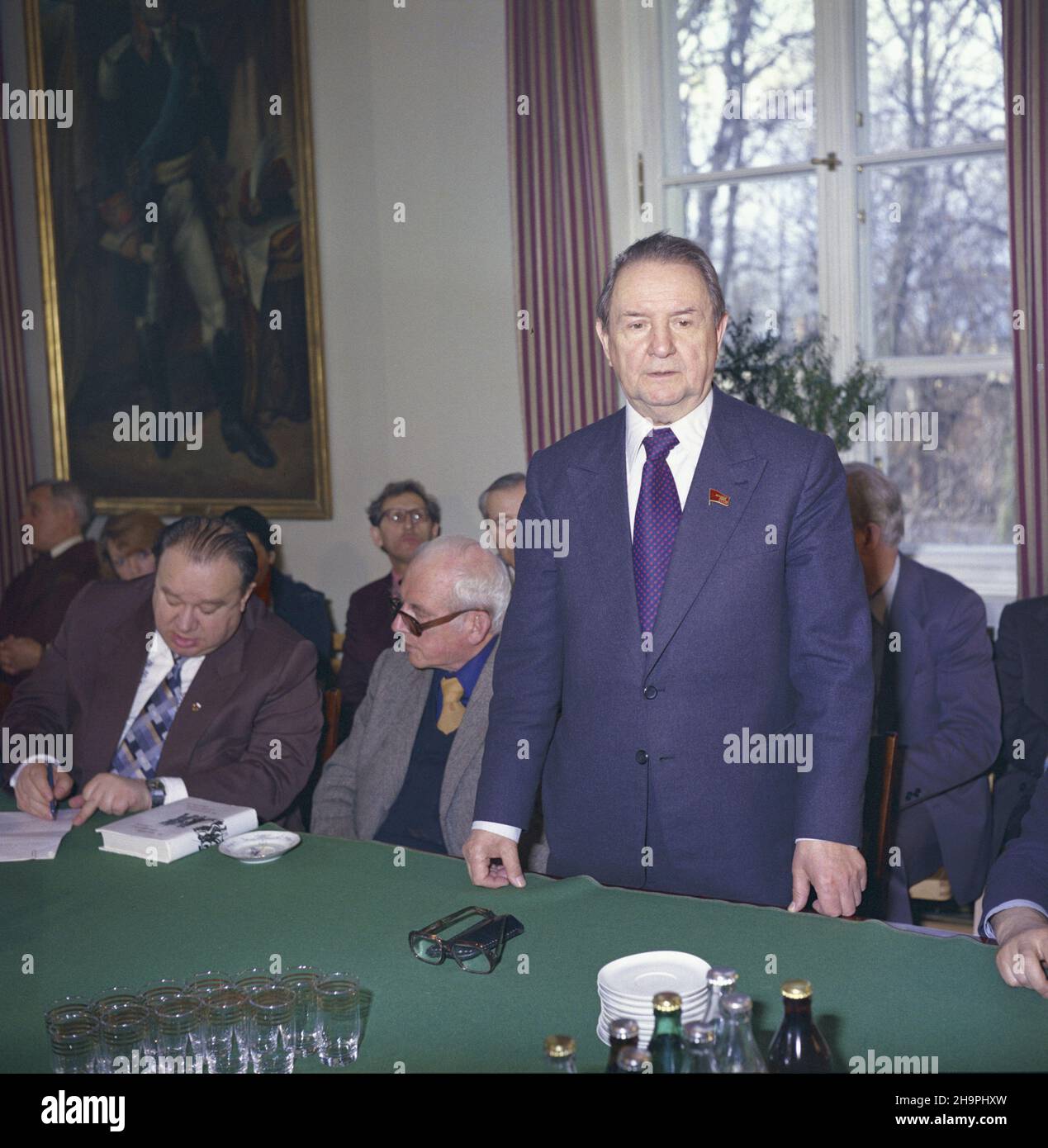 Radziejowice 19.04.1980.Sympozjum pisarzy polskich i radzieckich pt.Léninowskie zasady partyjnoœci W literaturze oraz rozwój polskiej i radzieckiej literatury wspó³czesnej.NZ. Przemawia generalny sekretarz Zwi¹zku Pisarzy ZSRR Gieorgij Markow, obok wieceprzewodnicz¹cy Zarz¹du G³ównego Zwi¹zku Literatów Polskich (ZG ZLP) Jerzy Putrament (ciemne okulary). mw PAP/Tomasz ListopadzkiRadziejowice, le 19 avril 1980.Un symposium des écrivains polonais-soviétiques consacré à la présence de l'idéologie politique de Lénine dans la littérature et les derniers événements littéraires dans les deux pays.Photo : adresse de Georgi Ma Banque D'Images