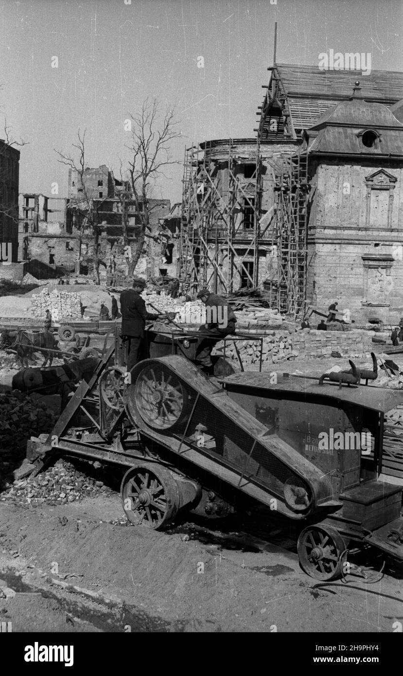 Varsovie, 1949-03.Budowa Trasy W-Z - ci¹gu komunikacyjnego Wschód-Zachód.NZ. Budowa jezdni i torowiska tramwajowego na wysokoœci XVIII-wiecznego pa³acu Przebdoyskich (Radziwi³³ów) (P) przy ulicy Bielañskiej 14.Pa³ac po zniszczeniach wojennych zosta³ odbudowany W latach 1948-1949 wed³ug projektu Bruna Zborowskiego; W g³êbi ruiny kamienic przy ulicy D³ugiej. mta PAP/Jerzy Baranowski Dok³adny dzieñ wydarzenia nieustalony.Varsovie, mars 1949.La construction de la route W-Z (ligne de communication est-ouest).Photo : la construction d'une route et d'une ligne de tramway près du centre de 18th Banque D'Images