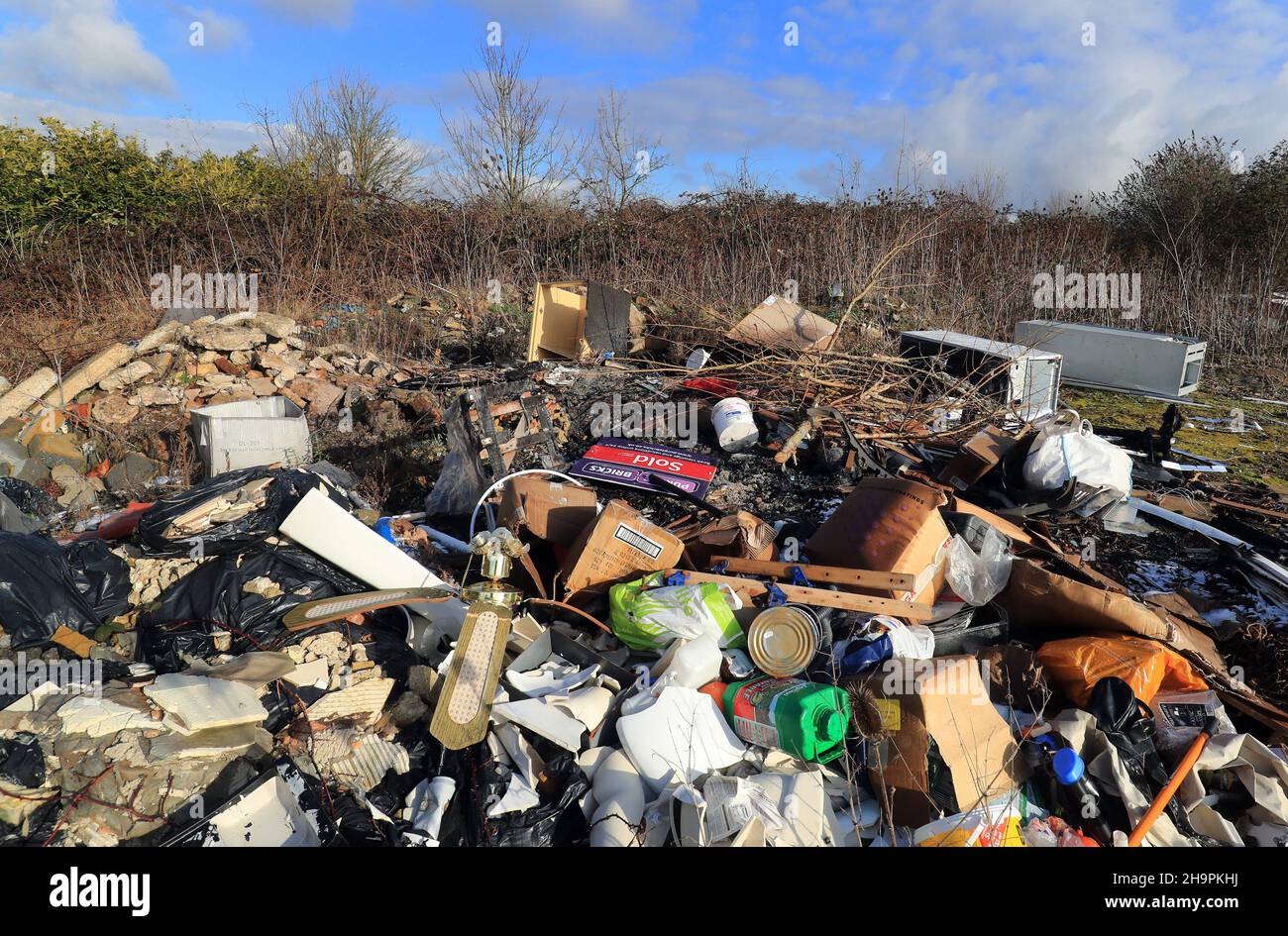 Photo du dossier datée du 31/1/2019 d'une vue de déchets laissés par des décapants à mouches.Le nombre d'incidents de vol en Angleterre a augmenté de 16% l'année dernière, mais le nombre d'amendes infligées par les tribunaux aux délinquants a diminué de plus de moitié, selon les chiffres du gouvernement.Les autorités locales ont été contraintes de traiter 1,13 millions de cas de déchets déversés sur les autoroutes et dans les zones de beauté en 2020/2021, en hausse par rapport à 980 000 l'année précédente.Date de publication : le mercredi 8 décembre 2021. Banque D'Images