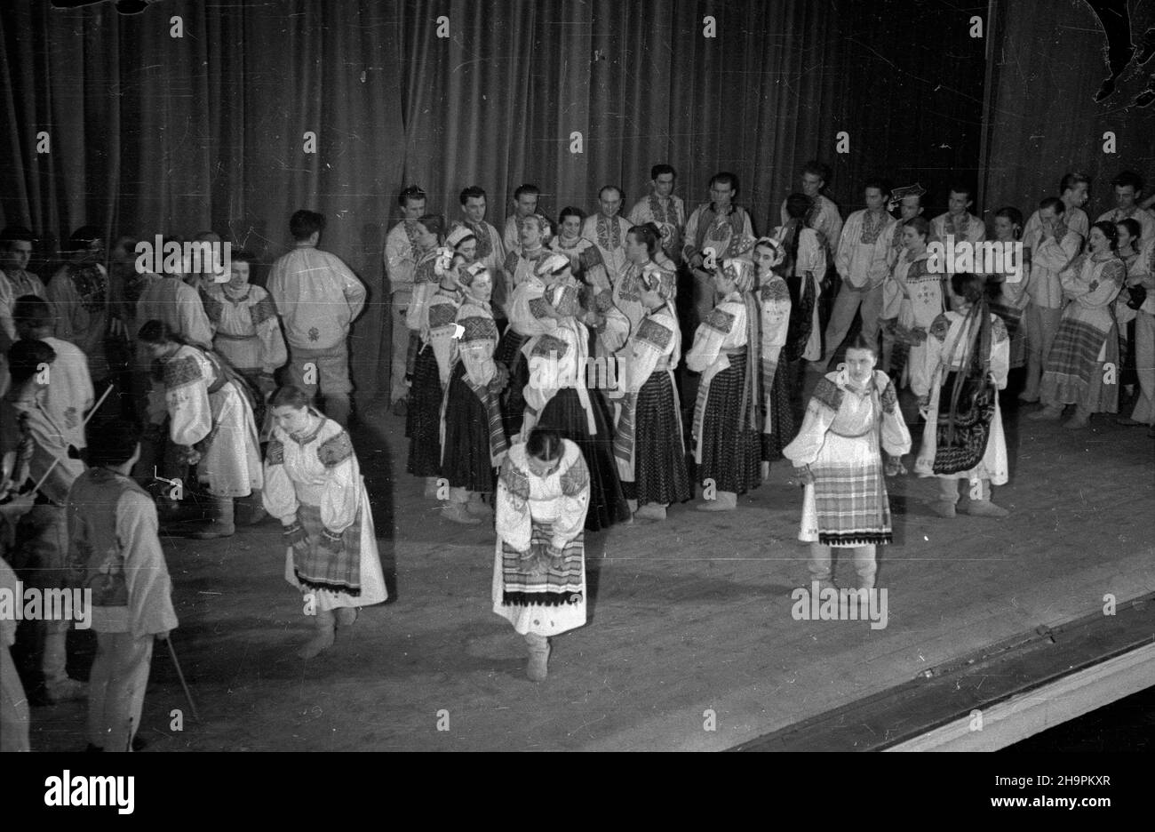 Polska, 1949-03.Tournee teatru narodowego z Bratys³awy.S³owacki prezentowa³ tettr tytu³em W Polsce widowisko pod Rok na wsi.Spektalk zosta³ przygotowany specjalnie dla polskiej publicznoœci. msa PAP Dok³adny dzieñ wydarzenia nieustalony.Pologne, mars 1949.Visite d'un théâtre national au départ de Bratislava.Le théâtre slovaque a présenté la performance "Un an à la campagne", préparé pour le public polonais. msa PAP Banque D'Images