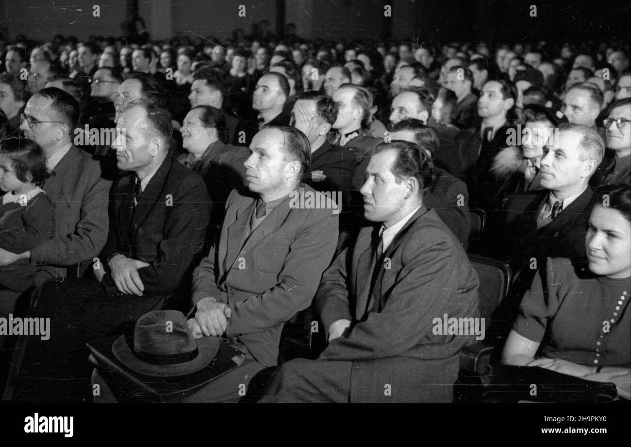 Polska, 1949-03.Tournee teatru narodowego z Bratys³awy.S³owacki prezentowa³ tettr tytu³em W Polsce widowisko pod Rok na wsi.Spektalk zosta³ przygotowany specjalnie dla polskiej publicznoœci. msa PAP Dok³adny dzieñ wydarzenia nieustalony.Pologne, mars 1949.Visite d'un théâtre national au départ de Bratislava.Le théâtre slovaque a présenté la performance "Un an à la campagne", préparé pour le public polonais. msa PAP Banque D'Images