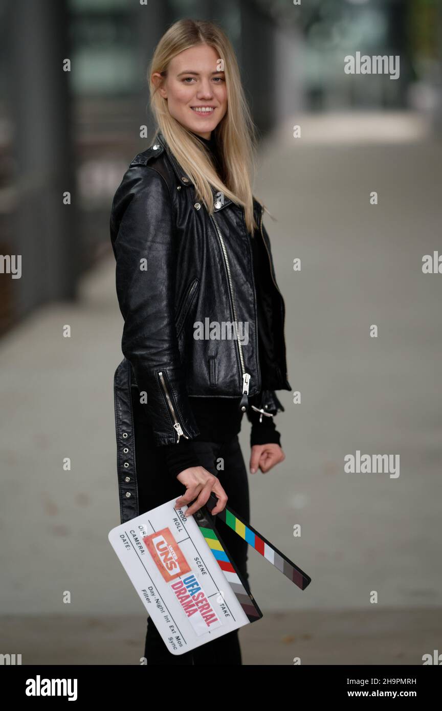 Cologne, Allemagne.17th novembre 2021.L'actrice et la mannequin Larissa Marolt se tient à un événement de presse dans les locaux de MMC Studios.Marolt sera devant la caméra de la série RTL 'Unter Unis' à partir de la fin novembre.Le premier épisode avec elle devrait être diffusé le 12 janvier 2022.Credit: Henning Kaiser/dpa/Alay Live News Banque D'Images