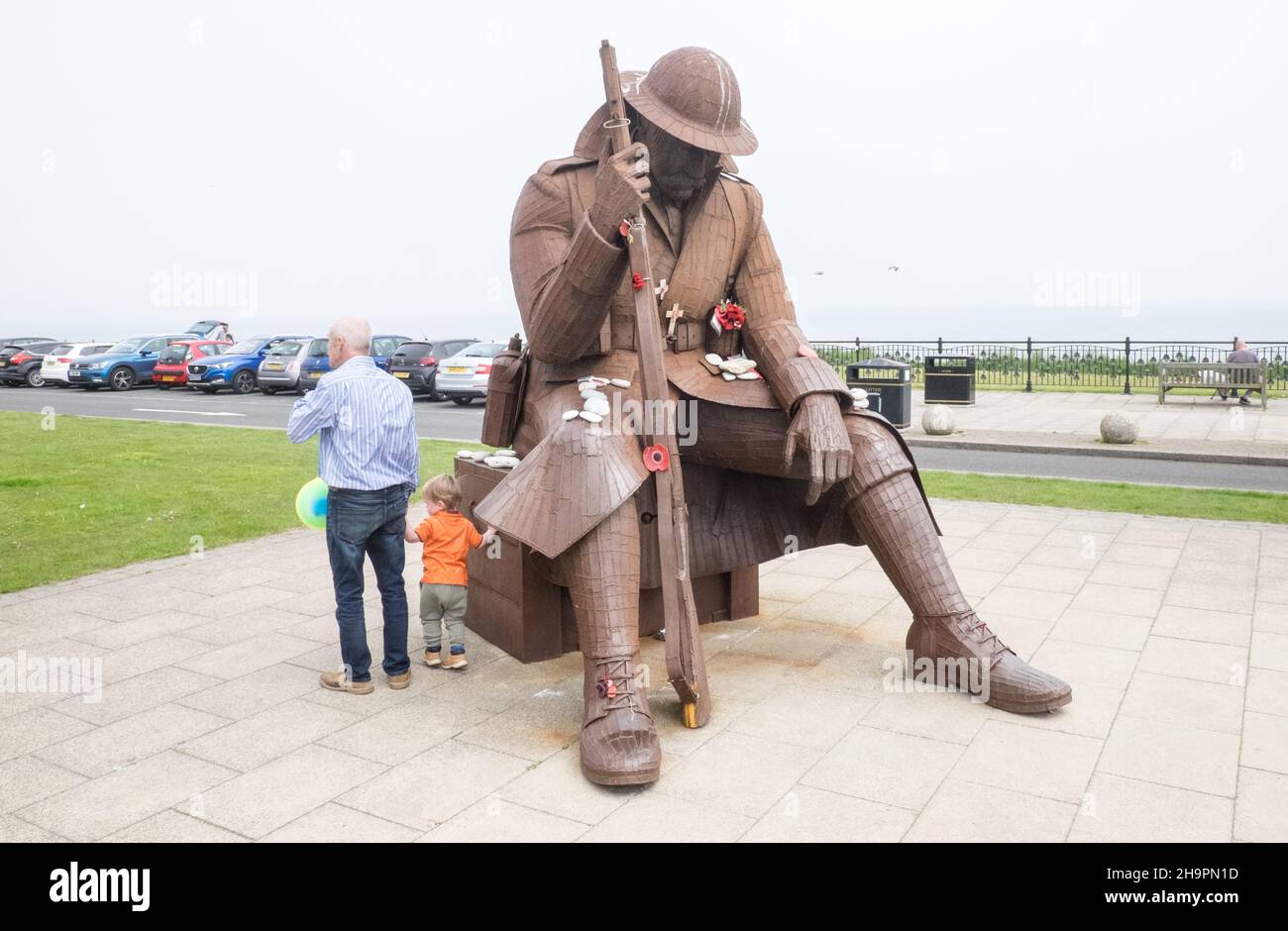 Immense,grande,statue,de,soldat,Tommy, World War One, Soldier Sculpture, Eleven 'O' One,hommage,aux,soldats,déchus,Seaham,Town,Center,at,Seaham,Seaham,Seaham Beach,un,endroit,populaire,pour,ce,hobby,passe,bijoux,makers,artisanat,design,Durham,Coast,Durham,North Coast,Royaume-Uni,Durham,Grande-Bretagne,Côte d'Europe,Royaume-Uni,Royaume-Uni,Royaume-Uni,Royaume-Uni,Royaume-Uni,Durham,Côte d'Angleterre,Côte d'Angleterre,Royaume-Uni,Royaume-Uni,Angleterre,Royaume-Uni,Royaume-Uni Banque D'Images