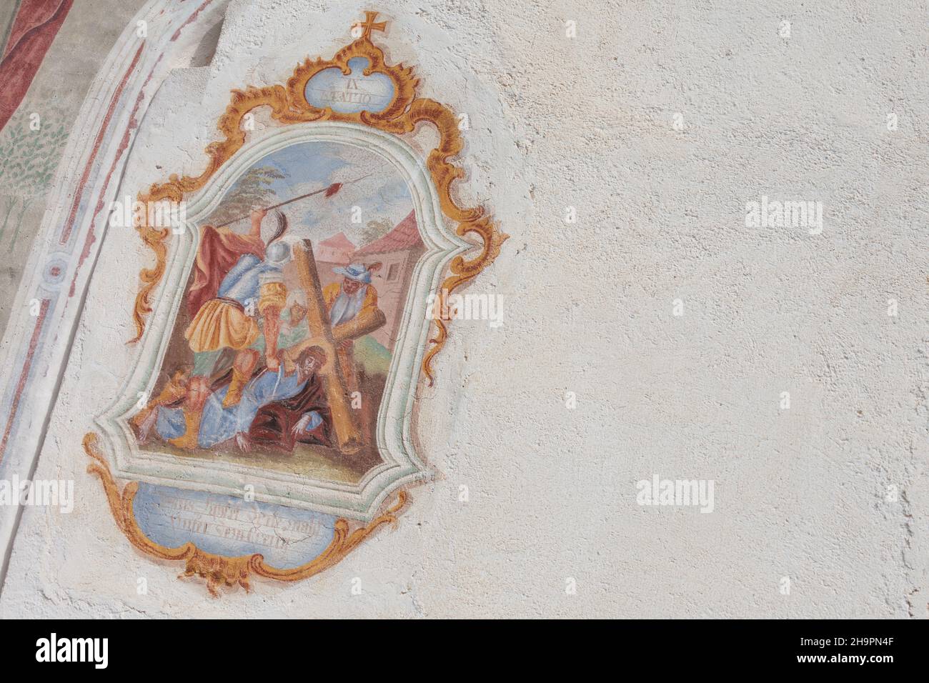 VAL GARDENA, ITALIE - 29 AOÛT 2019 : fresque de la petite église Saint-Giacomo de Val Gardena représentant un moment sur le chemin de la croix Banque D'Images