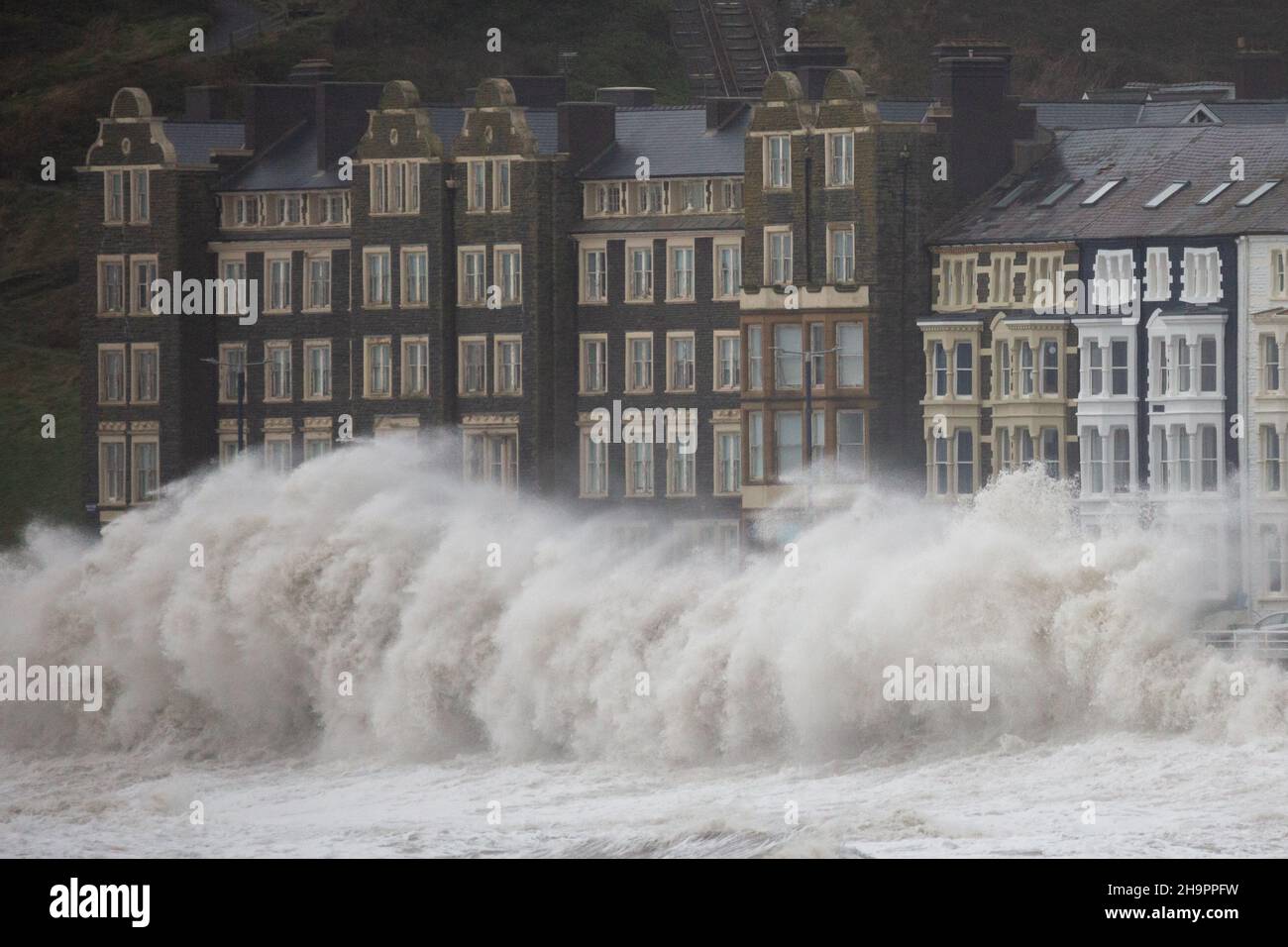 Aberystwyth, Ceredigion, pays de Galles, Royaume-Uni.08th décembre 2021 Royaume-Uni Météo: Vents forts de la tempête Barra et des vagues côtières, continuez à fouler la promenade le long de la côte ouest d'Aberystwyth ce matin.© Ian Jones/Alamy Live News Banque D'Images