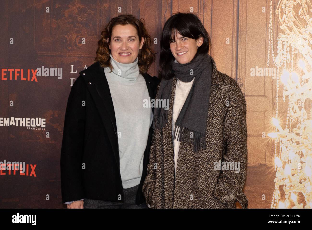 Paris, France, le 7 décembre 2021, rétrospective Netflix à la Cinémathèque française, actrice Emmanuelle Devos et actrice, réalisatrice Suzanne Lindon, François Loock / Alay Banque D'Images