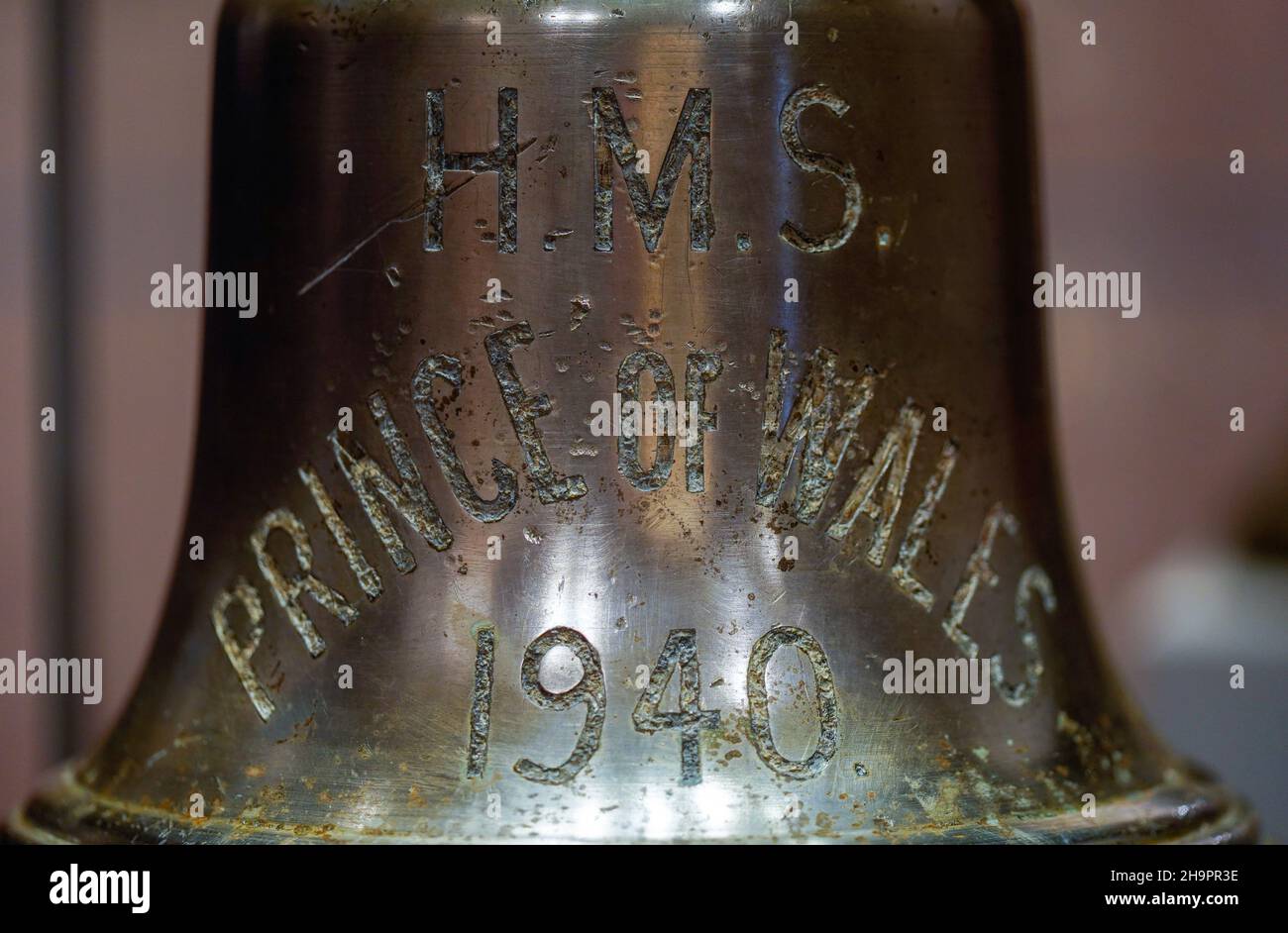 La cloche du navire du HMS Prince de Galles qui a été coulé avec le HMS Repulse après une attaque aérienne japonaise le 10 1941 décembre.842 hommes ont perdu la vie dans ce qui est l'une des pires catastrophes de l'histoire navale britannique.Date de la photo: Mercredi 8 décembre 2021. Banque D'Images