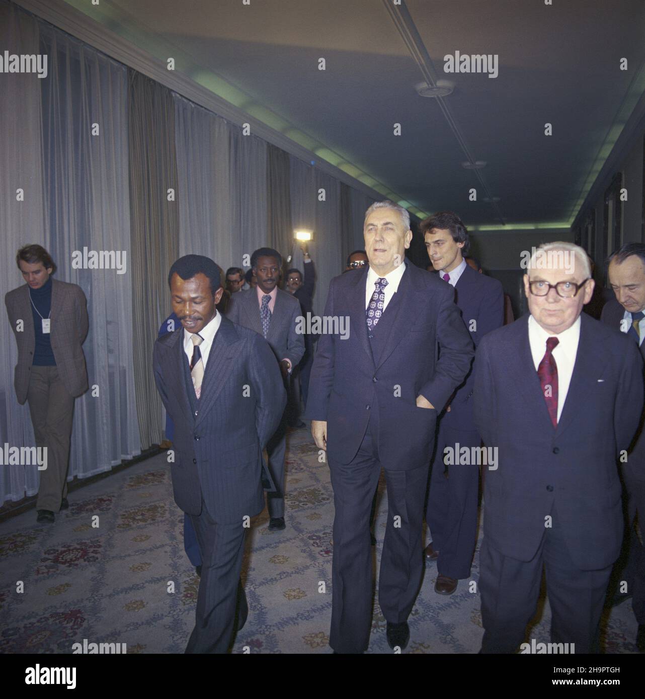 Varsovie 12,1978.Pierwszy sekretarz KC PZPR Edward Gierek (na pierwszym planie, 2P) przyj¹³ przebywaj¹cego W Polsce przywódcê Etiopii - przewodnicz¹cego Wojskowej Rady Administrayjnej Etiopii Mengytu Hajle Marjam (na pierwszplanie, 3L).NZ. Wicepremier Mieczys³aw Jagielski (P), przewodnicz¹cy Rady Pañstwa Henryk Jab³oñski (2P). mta PAP/Leszek £o¿yñski Dok³adny dzieñ wydarzenia nieustalony.Varsovie, Pologne, décembre 1978.Premier secrétaire du Comité central du Parti des travailleurs Unis polonais Edward Gierek (4-R), président du Derg et chef de l'État éthiopien Mengistu Hail Banque D'Images