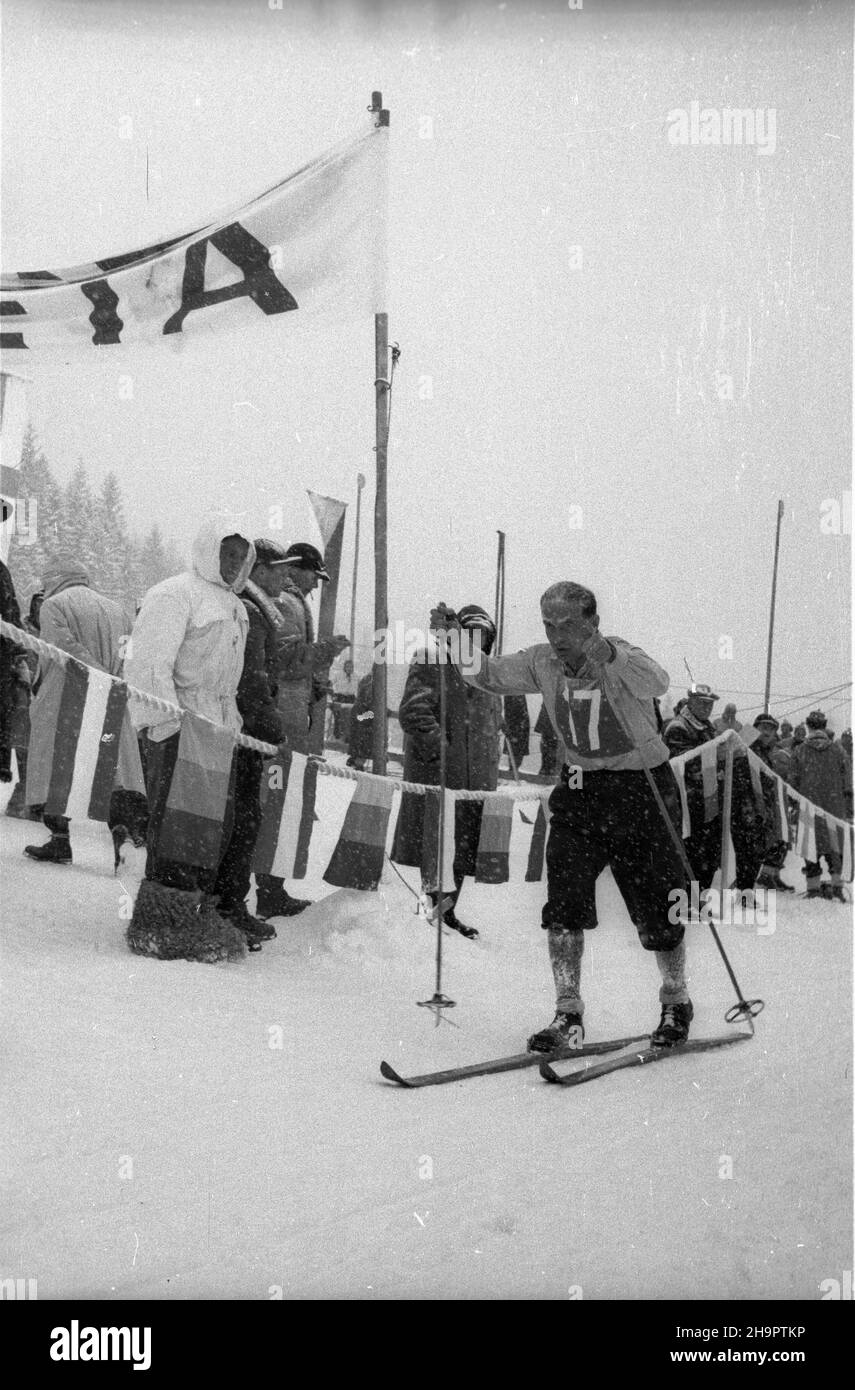 Zakopane, 1949-03-03.Miêdzynarodowe Zawody Narciarskie o Puchar Tatr (23 II-3 III).Bieg na 30 km. NZ. Reprezentant Czechos³owacji Josef Jenka. ka PAPZakopane, 3 mars 1949.Le tournoi international de ski pour la coupe des montagnes Tatra (février 23 - mars 3).La campagne de 30 kilomètres.Photo : Josef Jenka de Tchécoslovaquie. ka PAP Banque D'Images