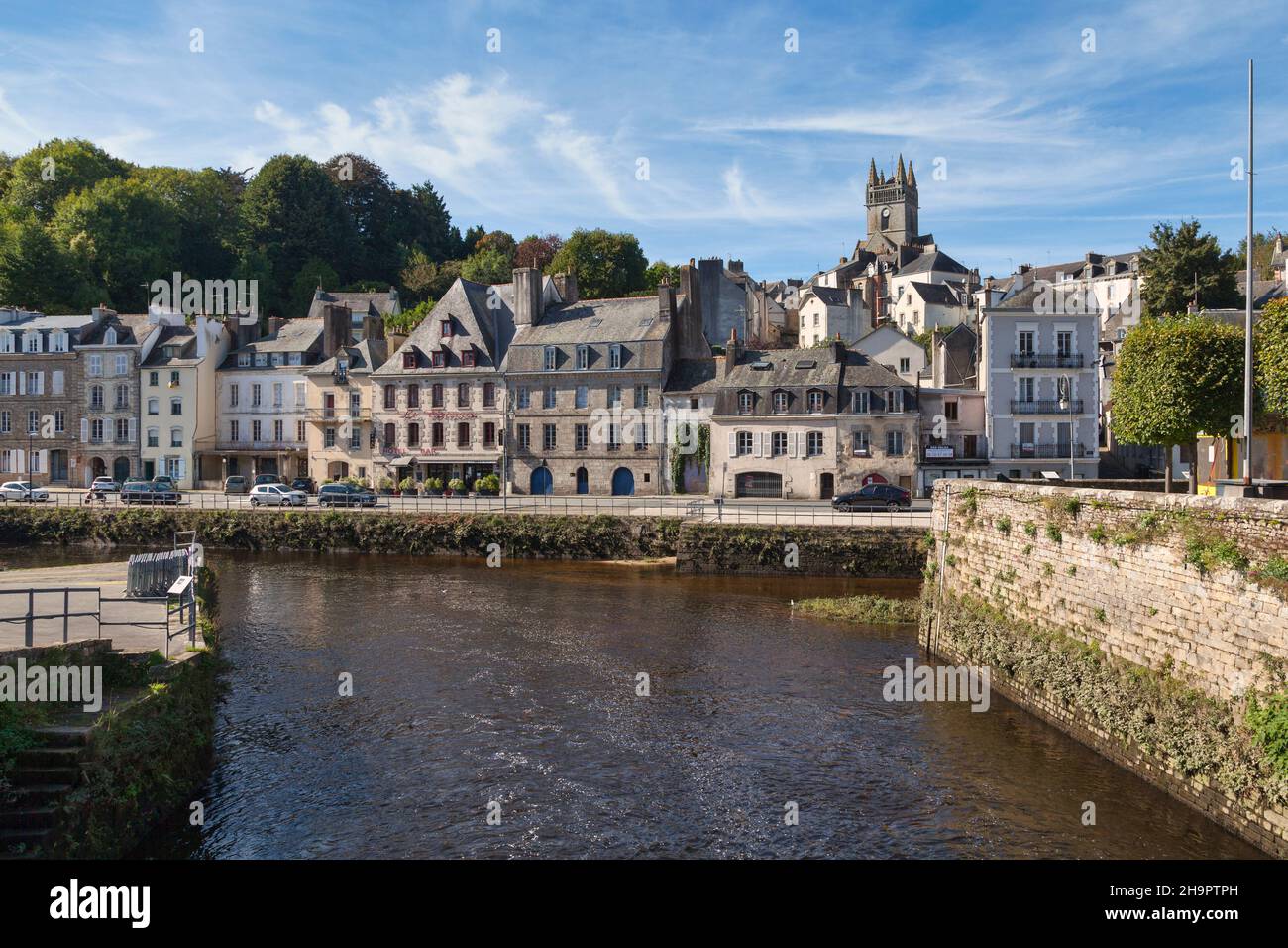 Quimperlé, France - octobre 09 2021 : l'église notre-Dame de l'Assomption, surplombant le quai de Brizeux et l'estuaire de Laïta (au confluent Banque D'Images