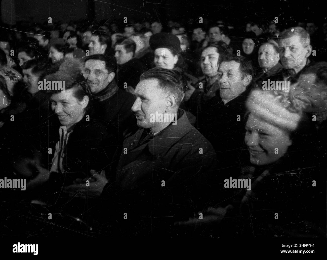 Varsovie, 1949-03-16.Przez trzy tygodnie na Ukrainie goœci³o 165 polskich ch³opów, gdzie zapoznawali siê z osi¹gniêciami rolnictwa ko³chozowego W Zwi¹zku Radzieckim.Po powrocie zostali przyjêci przez premera Józefa Cyrankiewicza W Urzêdzie Rady Ministrów, aby podzieliæ siê wra¿eniami. mta PAPVarsovie, le 16 mars 1949.165 paysans polonais ont effectué une visite de trois semaines en Ukraine pour se familiariser avec les réalisations de l'agriculture collective soviétique.Après leur retour en Pologne, ils ont été reçus au Bureau du Conseil des ministres par le Premier ministre Jozef Cyrankiewicz qui a entendu Banque D'Images