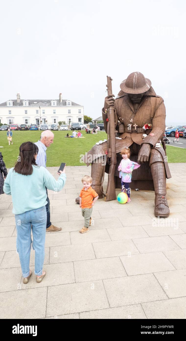 Immense,grande,statue,de,soldat,Tommy, World War One, Soldier Sculpture, Eleven 'O' One,hommage,aux,soldats,déchus,Seaham,Town,Center,at,Seaham,Seaham,Seaham Beach,un,endroit,populaire,pour,ce,hobby,passe,bijoux,makers,artisanat,design,Durham,Coast,Durham,North Coast,Royaume-Uni,Durham,Grande-Bretagne,Côte d'Europe,Royaume-Uni,Royaume-Uni,Royaume-Uni,Royaume-Uni,Royaume-Uni,Durham,Côte d'Angleterre,Côte d'Angleterre,Royaume-Uni,Royaume-Uni,Angleterre,Royaume-Uni,Royaume-Uni Banque D'Images