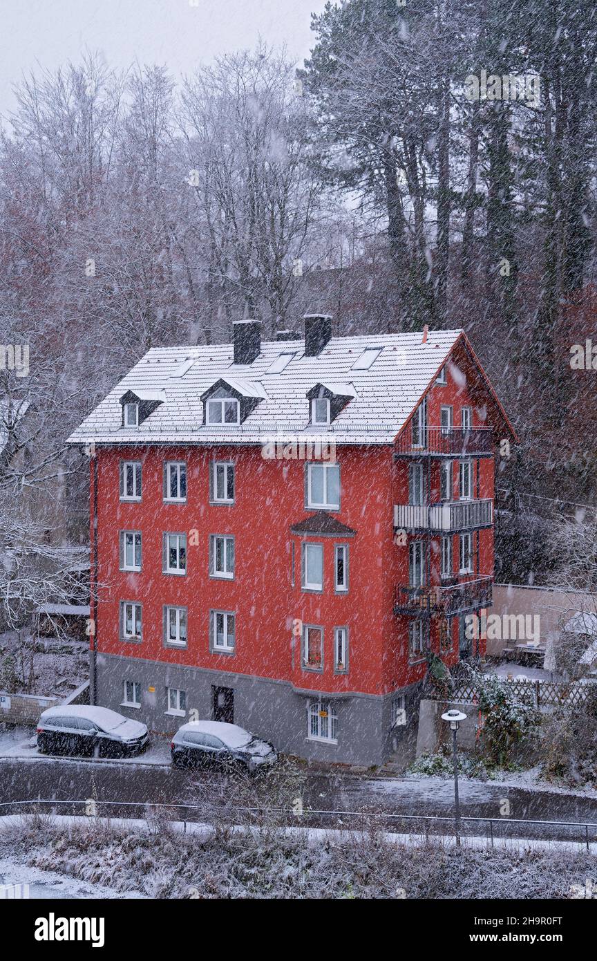 Maison rouge dans la neige en effervescence, Kempten, Allgaeu, Bavière, Allemagne Banque D'Images