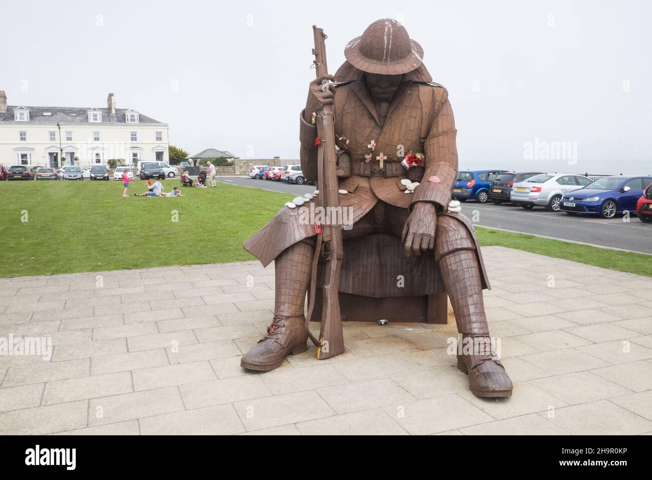 Immense,grande,statue,de,soldat,Tommy, World War One, Soldier Sculpture, Eleven 'O' One,hommage,aux,soldats,déchus,Seaham,Town,Center,at,Seaham,Seaham,Seaham Beach,un,endroit,populaire,pour,ce,hobby,passe,bijoux,makers,artisanat,design,Durham,Coast,Durham,North Coast,Royaume-Uni,Durham,Grande-Bretagne,Côte d'Europe,Royaume-Uni,Royaume-Uni,Royaume-Uni,Royaume-Uni,Royaume-Uni,Durham,Côte d'Angleterre,Côte d'Angleterre,Royaume-Uni,Royaume-Uni,Angleterre,Royaume-Uni,Royaume-Uni Banque D'Images