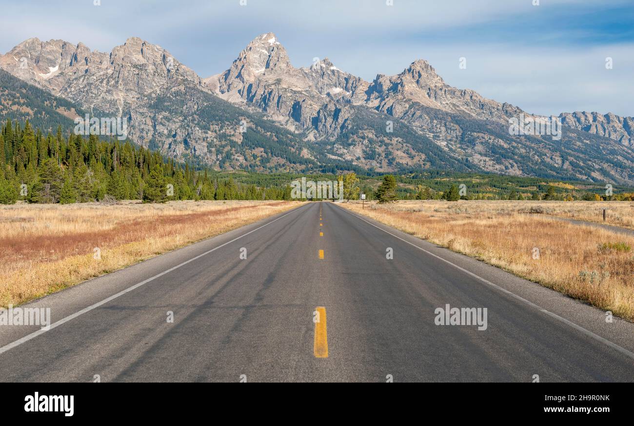 Route de campagne en face de la montagne de Grand Teton Range, sommet de Grand Teton et de Mount Owen, parc national de Grand Teton, Wyoming, États-Unis Banque D'Images