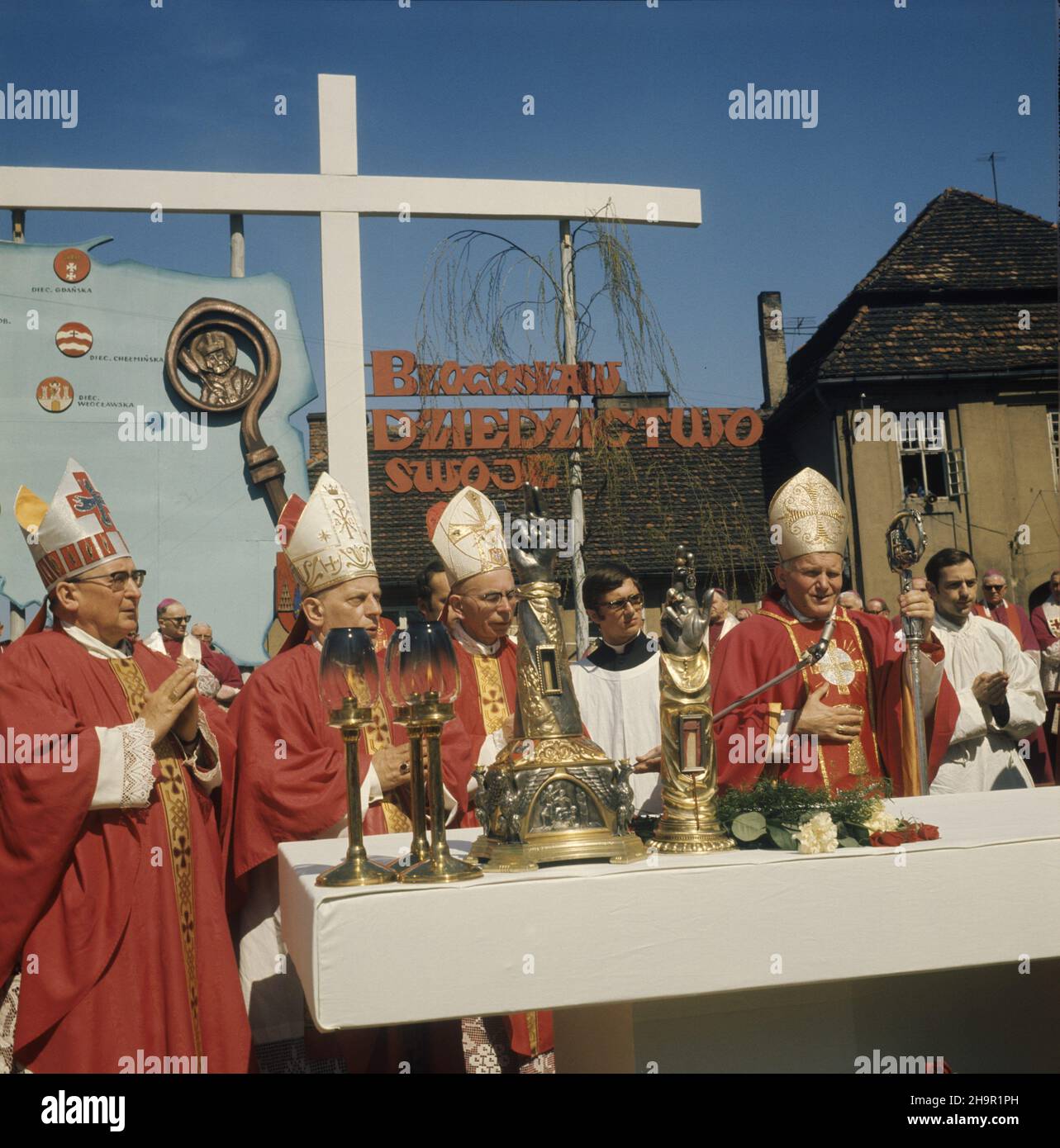 Gniezno 04,1978.Uroczystoœci patronne ku czci œw.Wojciecha - g³ównego patrá Polski - na terenie archidiecezji gnieŸnieñskiej.przy o³tarzu od lewej: Ordynariusz koszaliñsko-ko³obrzeski biskup Ignacy Je¿, ordynariusz gdañski biskup Lech Kaczmarek, sufragan gnieŸnieñski biskup Jan Czerniak, Metropolita krakowski kardyna³ Karol Wojty³a. mta PAP/Andrzej Kossobudzki Or³owskiDok³adny dzieñ wydarzenia nieustalony.Gniezno, Pologne, avril 1978.Cérémonies d'attribution de Saint-Adalbert, patron de Pologne, à l'archidiocèse de Gniezno.Photo à l'autel de gauche: Koszalinsko-ko³obrzeski Sup Banque D'Images