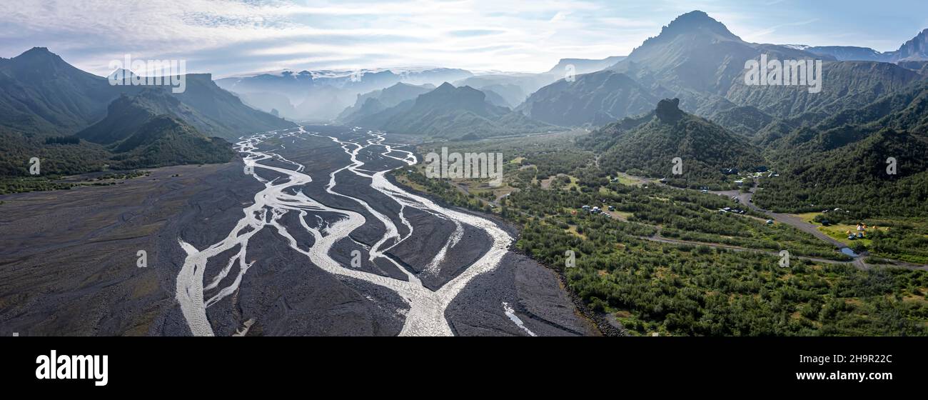 Vue aérienne, panorama, montagnes et rivière glacier dans une vallée de montagne, nature sauvage, montagnes islandaises, Porsmoerk, Suourland,Islande Banque D'Images