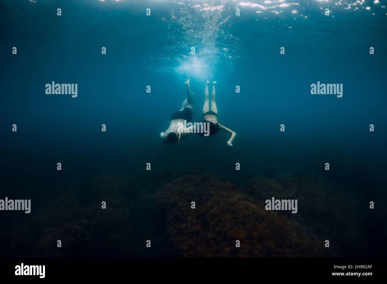 9 septembre 2021.Anapa, Russie.Couple heureux de plongeurs sous l'eau dans la mer bleue transparente. Banque D'Images