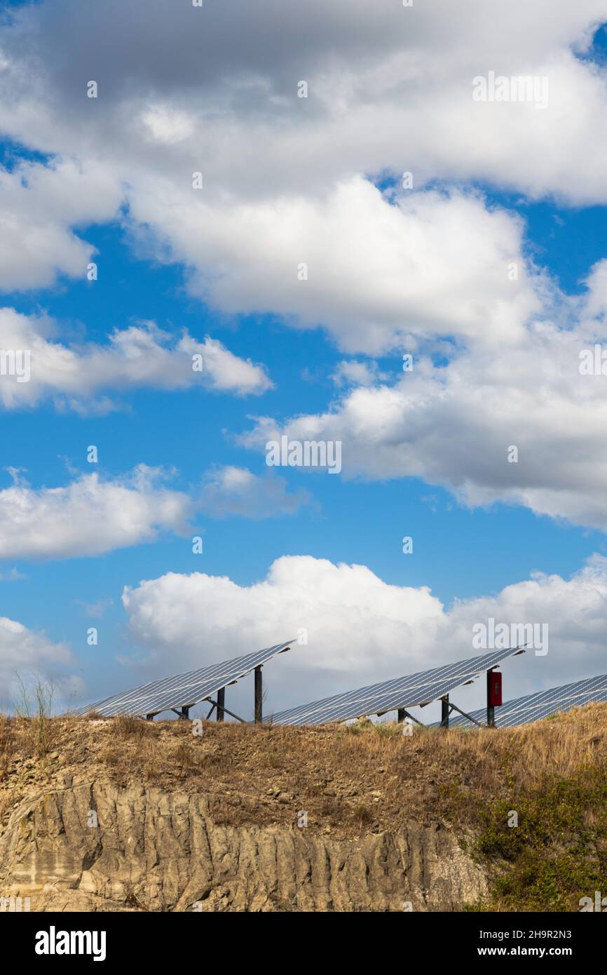 Panneau solaire d'alimentation sur fond bleu ciel vert alternative énergie propre concept et symbole de l'industrie Banque D'Images