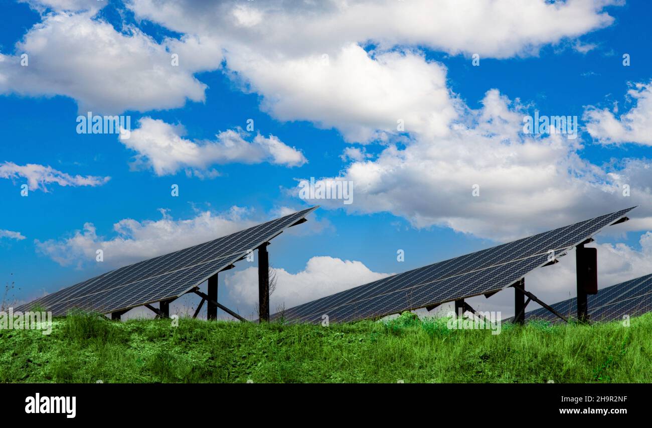 Panneau solaire d'alimentation sur fond bleu ciel vert alternative énergie propre concept et symbole de l'industrie Banque D'Images