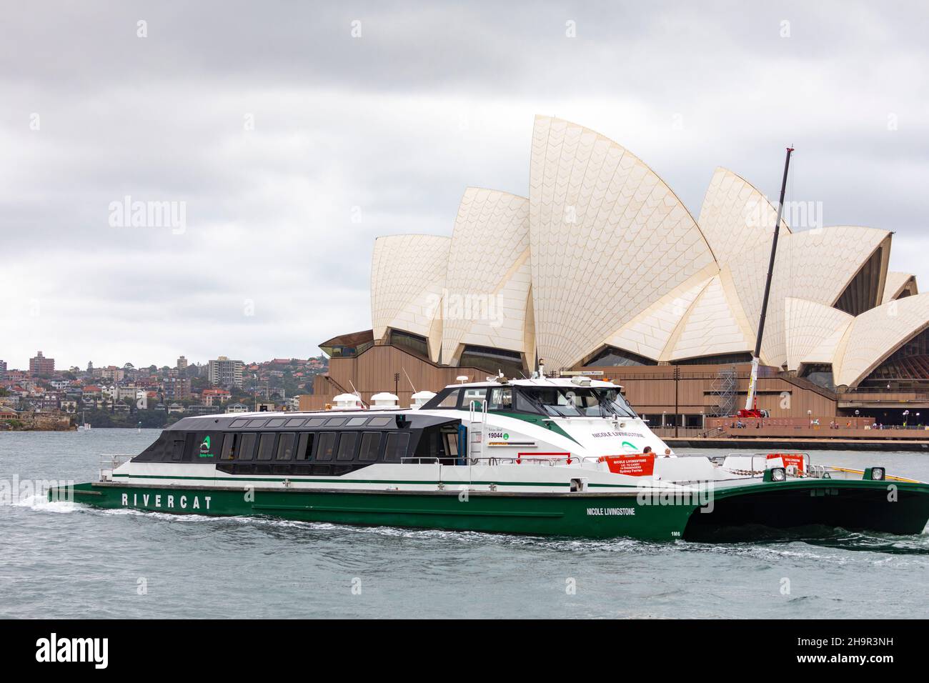 MV Nicole Livingstone Rivercat Class Sydney Ferry, l'un des sept bateaux de la classe Rivercat, tous nommés d'après les célèbres athlètes australiens passent devant l'Opéra de Sydney Ho Banque D'Images