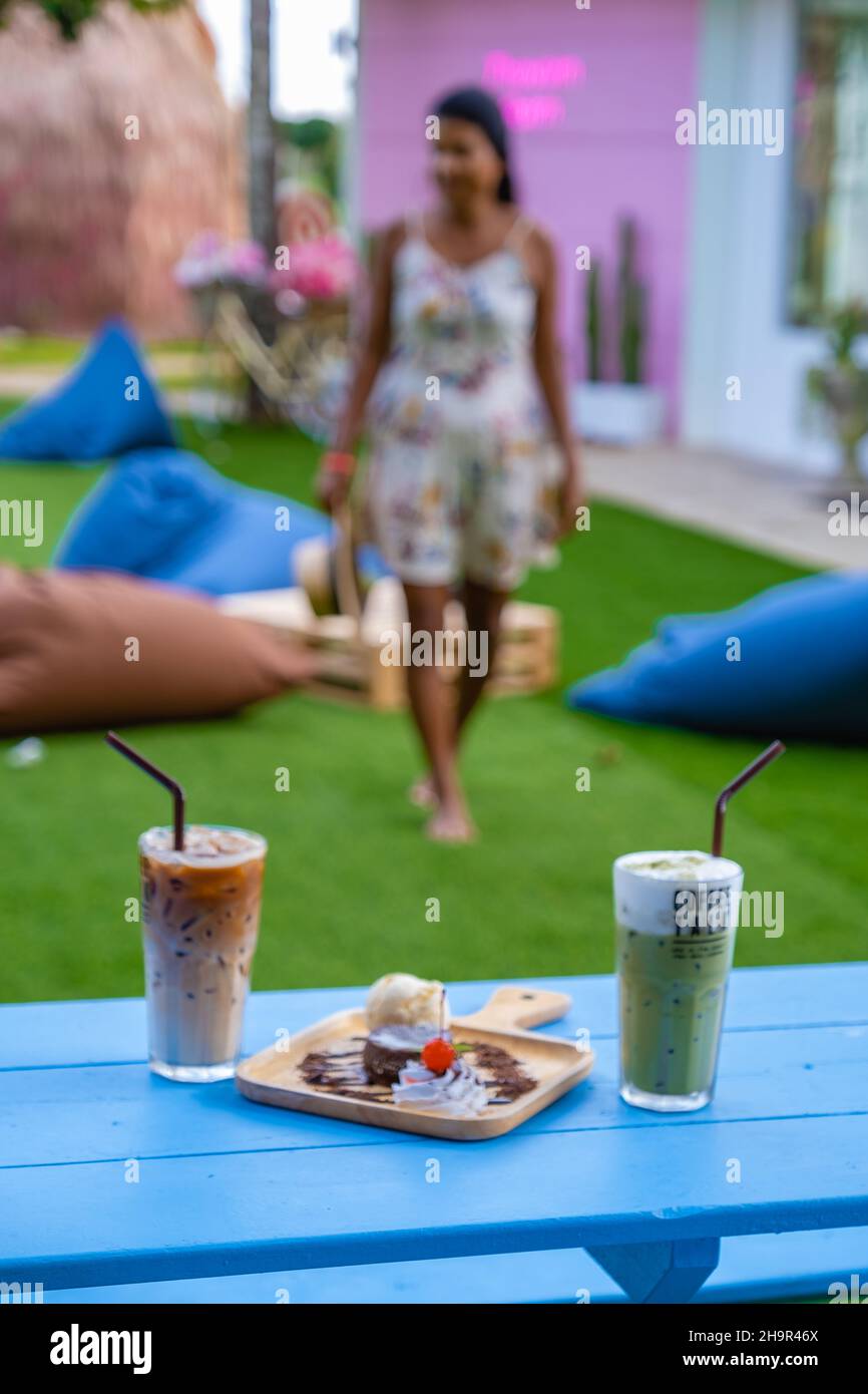 Café glacé Frappucino et thé glacé vert, thé moussant. Dans un restaurant Banque D'Images