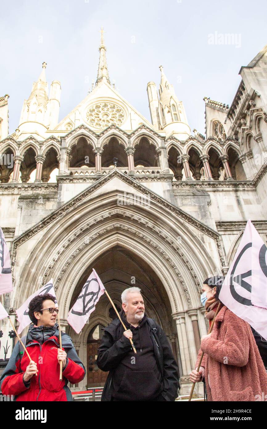 Londres, Angleterre, Royaume-Uni.8th décembre 2021.Cours royales de justice, Londres, Royaume-Uni, 8th décembre 2021.Les environnementalistes se réunissent à l'extérieur des cours royales de justice pour montrer leur soutien à James Brown, 56 ans, aveugle deux fois médaillé d'or paralympique détenu à la prison de HM Wandsworth pour avoir escaladés un avion et lui avoir surcollé les mains, en octobre 2019.James Brown, condamné à douze mois de prison en septembre dernier, est le premier écologiste pacifiste frappé par la nouvelle attitude rigoureuse du gouvernement britannique à l'égard des manifestations.(Credit image: © Sabrina Merolla/ZUMA Press Wire) Banque D'Images