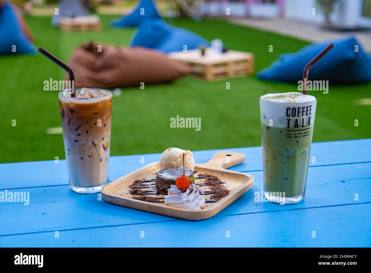 Café glacé Frappucino et thé glacé vert, thé moussant. Dans un restaurant Banque D'Images