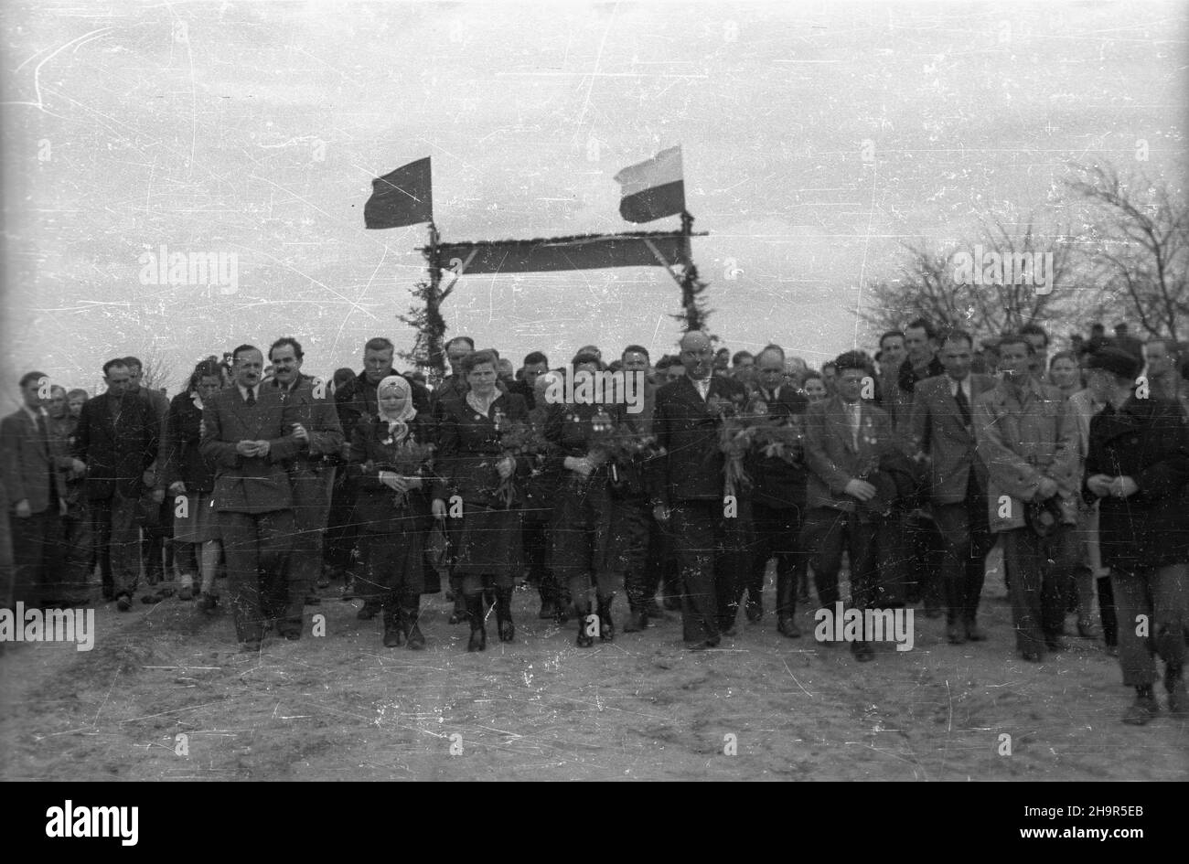Wilkowice, 1949-04-07.W dniach 2-14 kwietnia przebywa³a W Polsce delegacja ko³choŸników radzieckich.NZ. Spotkanie z rolnikami polskimi.W pierwszym rzêdzie id¹: Podsekretarz stau W Ministerstwie Rolnictwa i Reform Rolnych Stanis³aw Tkaczow (2L), Bohaterka Pracy Socjalistycznej Maria Chopta (3L), dojarka z ko³chozu Czerwona Gwiazda Maria Sawdazzowz 4L, ko³choŸnica Ducakzowz (12), paŸdziernik Tebakowzina ko³chozu (5L przewodnicz¹cy ko³chozu), Tebakzowzzowj, przewodnicz¹cy (przewodnicz¹cy ko³chozu), PaŸdziernika (6L).Czka³owa na Ukrainie Aleksy Szczerbina (7L) Banque D'Images