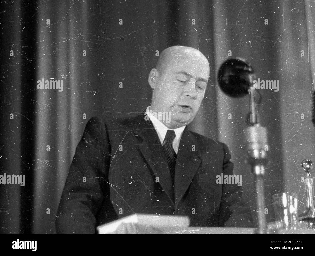 Varsovie, 1949-04-09.Teatr Polski.Inauguracja obchodów Roku S³owackiego, obchodzonego z okazji setnej rocznicy œmierci poety.NZ. Przemawia premier ministre Józef Cyrankiewicz. msa PAPVarsovie, le 9 avril 1949.Théâtre Polski.L'inauguration de l'année Slowacki a été organisée pour marquer le centenaire de la mort du poète.Photo : le PM Jozef Cyrankiewicz parle. msa PAP Banque D'Images