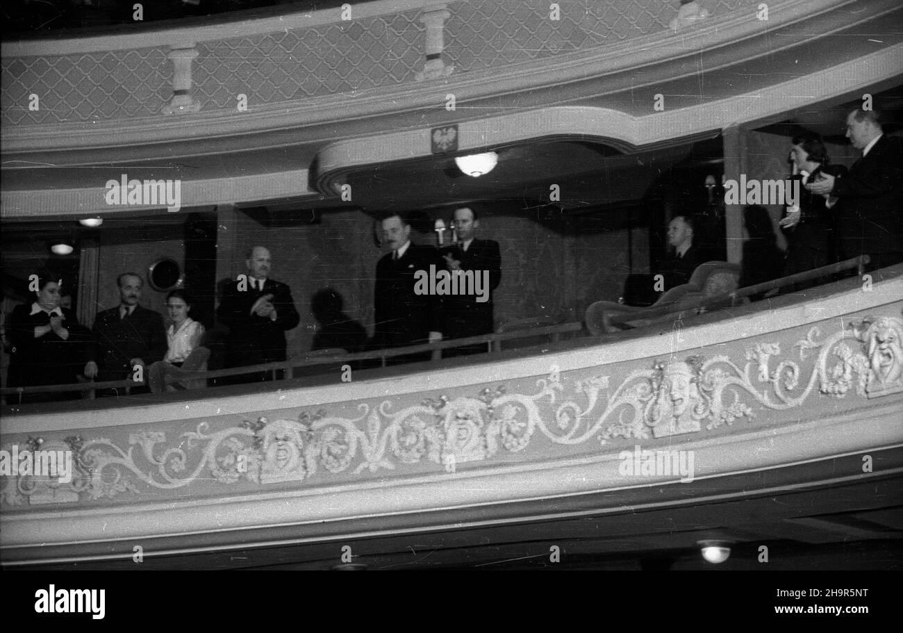 Varsovie, 1949-04-09.Teatr Polski.Inauguracja obchodów Roku S³owackiego, obchodzonego z okazji setnej rocznicy œmierci poety.NZ. m.in.: komendant g³ówny Mo, gen.Franciszek JóŸwiak (2L), marsza³ek Sejmu Ustawodawczego W³adys³aw Kowalski (4L), prezydent Boles³aw Bierut (5L), szef Kancelarii Prezydenta RP Kazimierz Mijal (4P), wicepremier Antoni Korzycki (P)Varsovie, le 9 avril 1949.Théâtre Polski.L'inauguration de l'année Slowacki a été organisée pour marquer le centenaire de la mort du poète.Photo : Citizens Milice Mo commandant en chef général Franciszek Jozwiak (2nd à gauche), S Banque D'Images