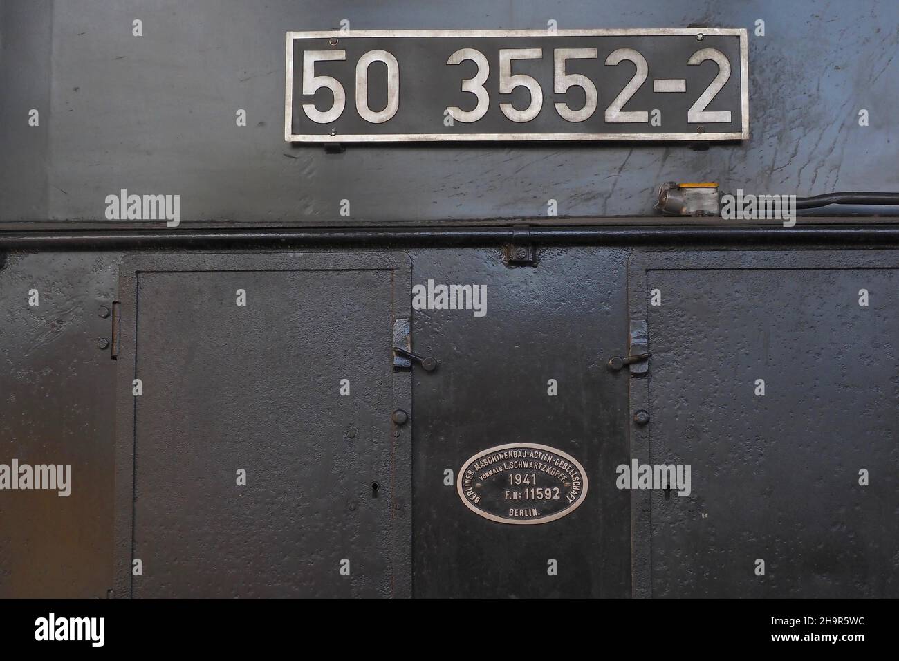 Numéro de série de la locomotive à vapeur de fer 1941, portes en fer de la locomotive à vapeur, véhicule ferroviaire, station désutilisée, atelier, maître de station,voyage en train Banque D'Images