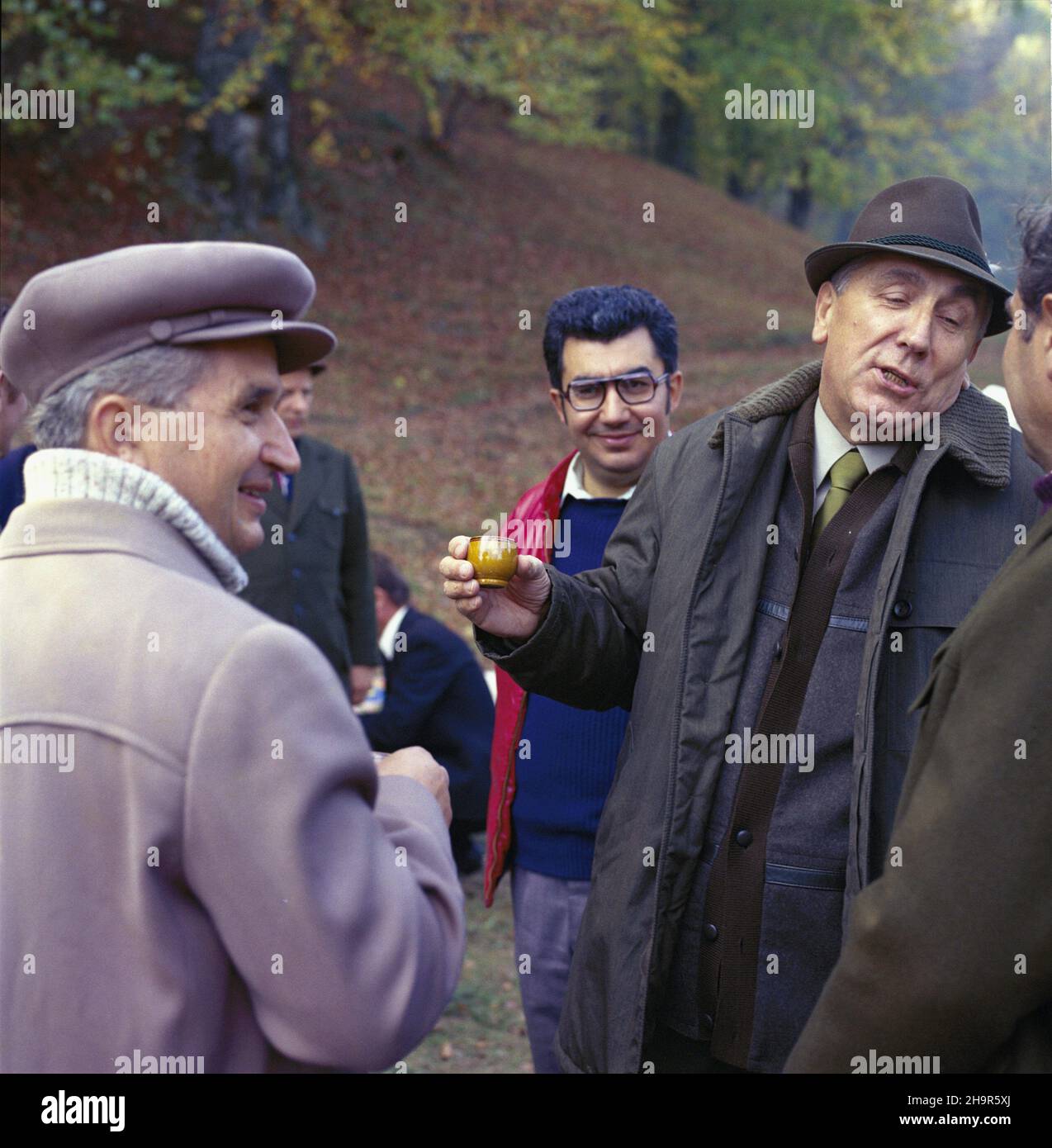 Rumunia 10,1976.Je sekretarz KC PZPR Edward Gierek podczas wizyty W Rumunii wzi¹³ udzia³ W polowaniu W Karpatach.NZ. m.in.Edward Gierek (P), sekretarz generalny RPK Nicolae Ceausescu (L). meg PAP/Jan Morek Dok³adny dzieñ wydarzenia nieustalony.Roumanie, octobre 1976.Premier secrétaire du Comité central du Parti ouvrier unifié polonais Edward Gierek (R) et secrétaire général du Parti communiste roumain Nicolae Ceausescu (L) lors d'une chasse dans les Carpates.Le premier secrétaire Gierek est en visite en Roumanie.PAP/JAN MOREK Banque D'Images