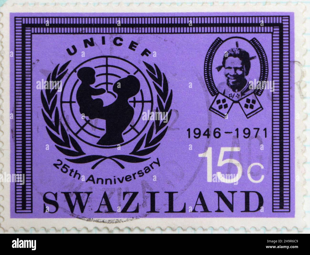 15C timbre-poste violet commémorant 25 ans d'UNICEF Swaziland Banque D'Images