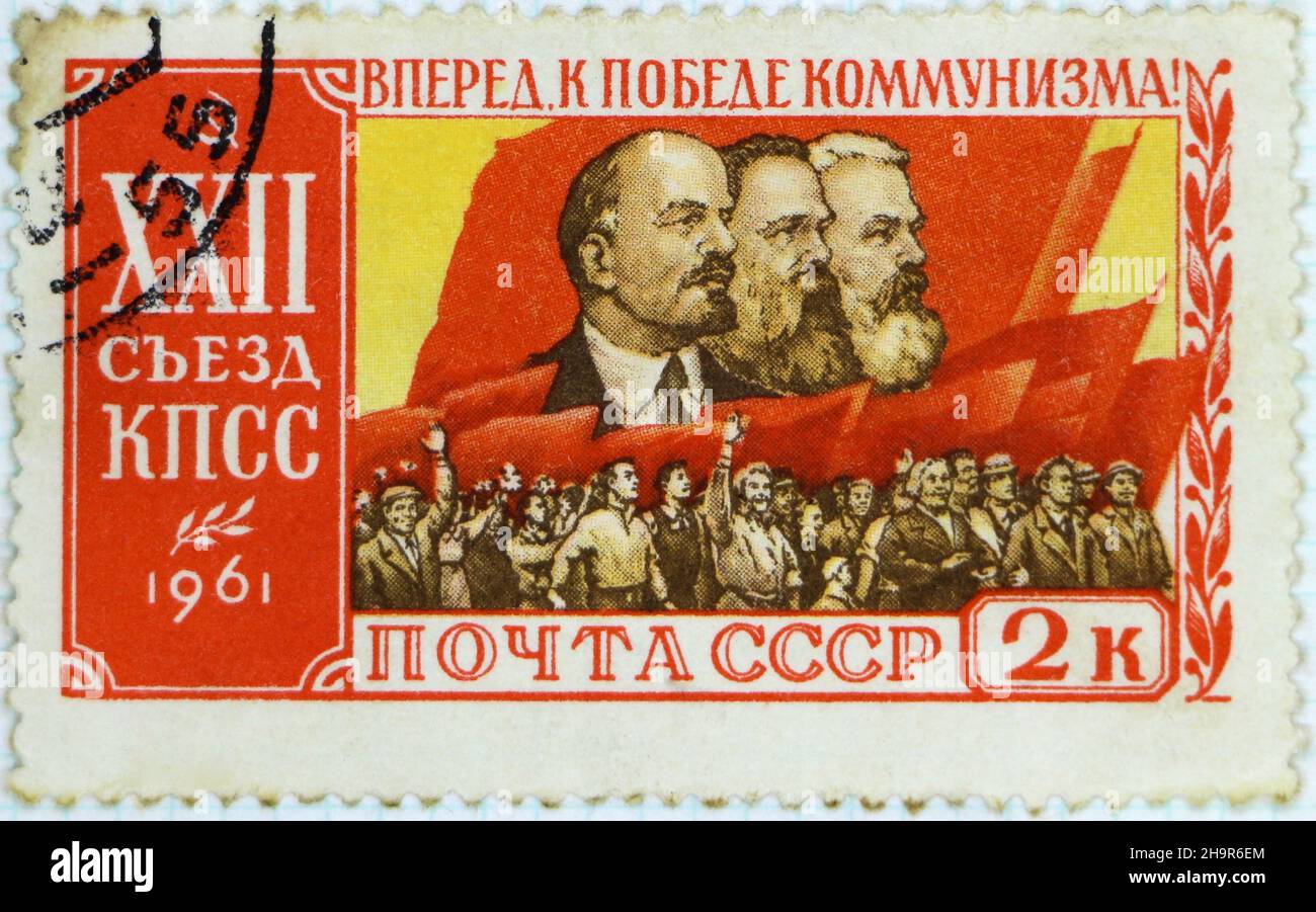 Photo pf un timbre-poste de 1961 environ avec une image des ouvriers marchant et des profils de Lénine Marx et Engels la Russie communiste URSS CCCP Banque D'Images