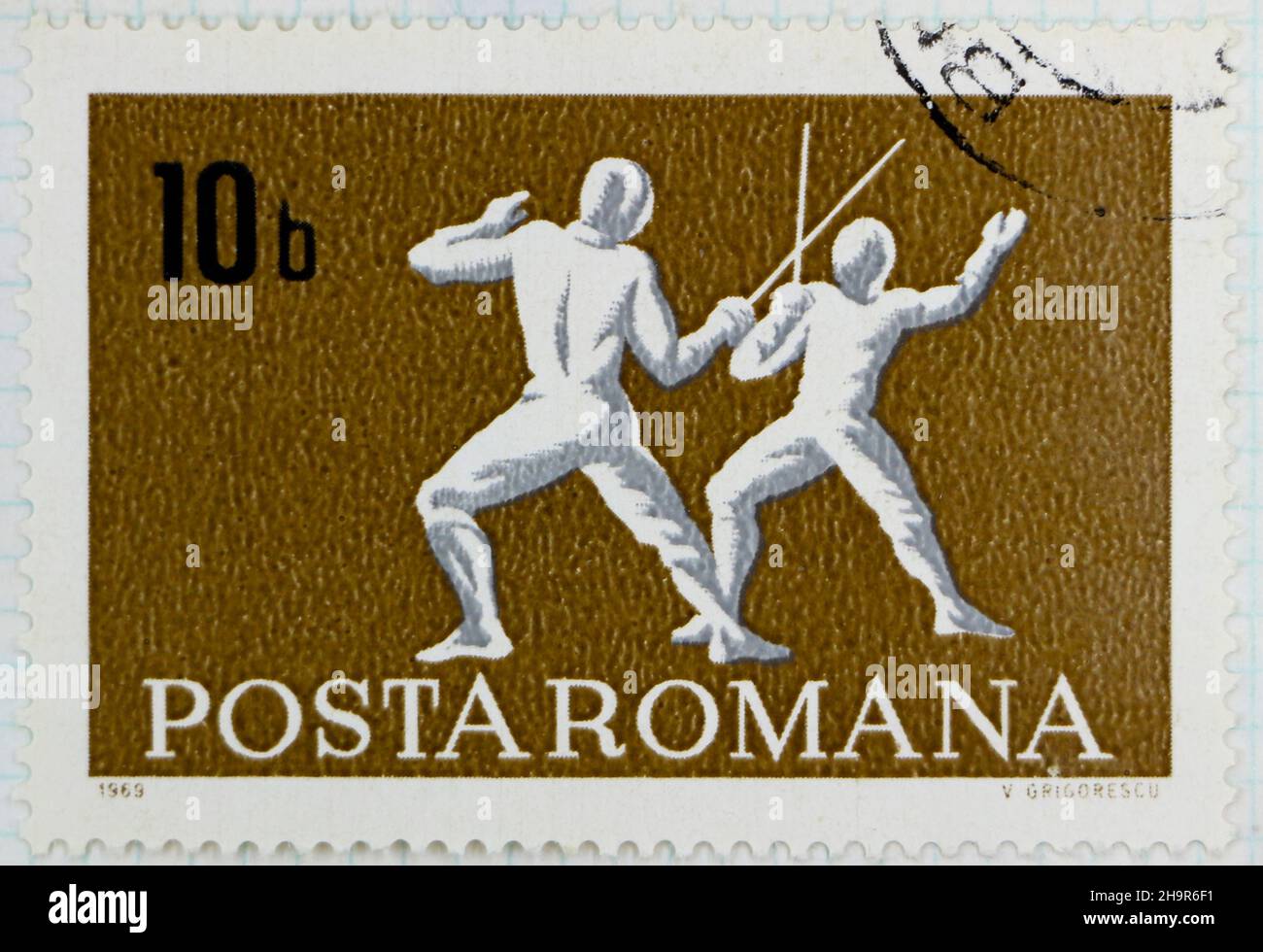 Photo d'un timbre-poste 10b d'une série sportive de Roumanie Fescrime Banque D'Images
