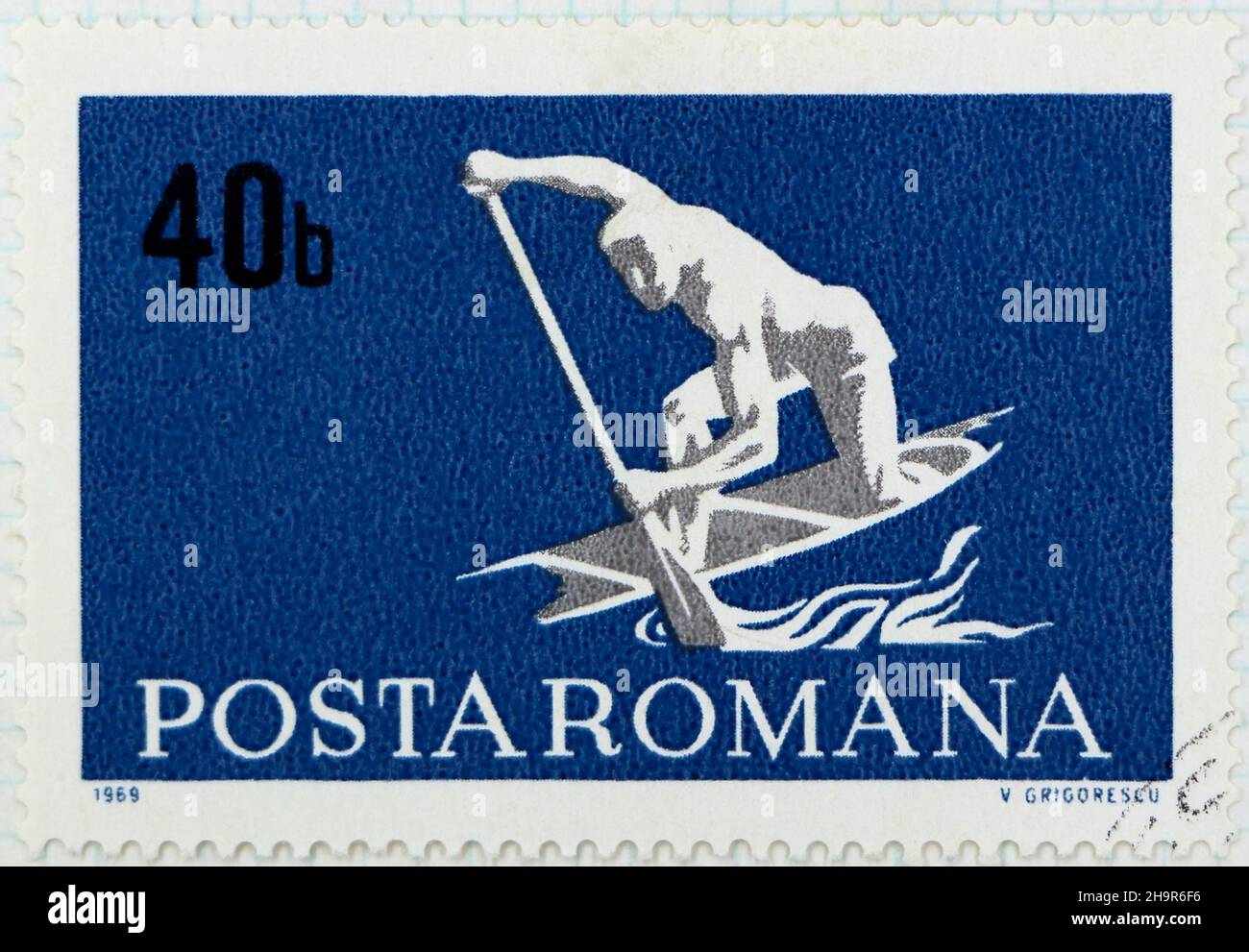 Photo d'un timbre-poste de 40b d'une série sportive de Roumanie un homme canot Banque D'Images
