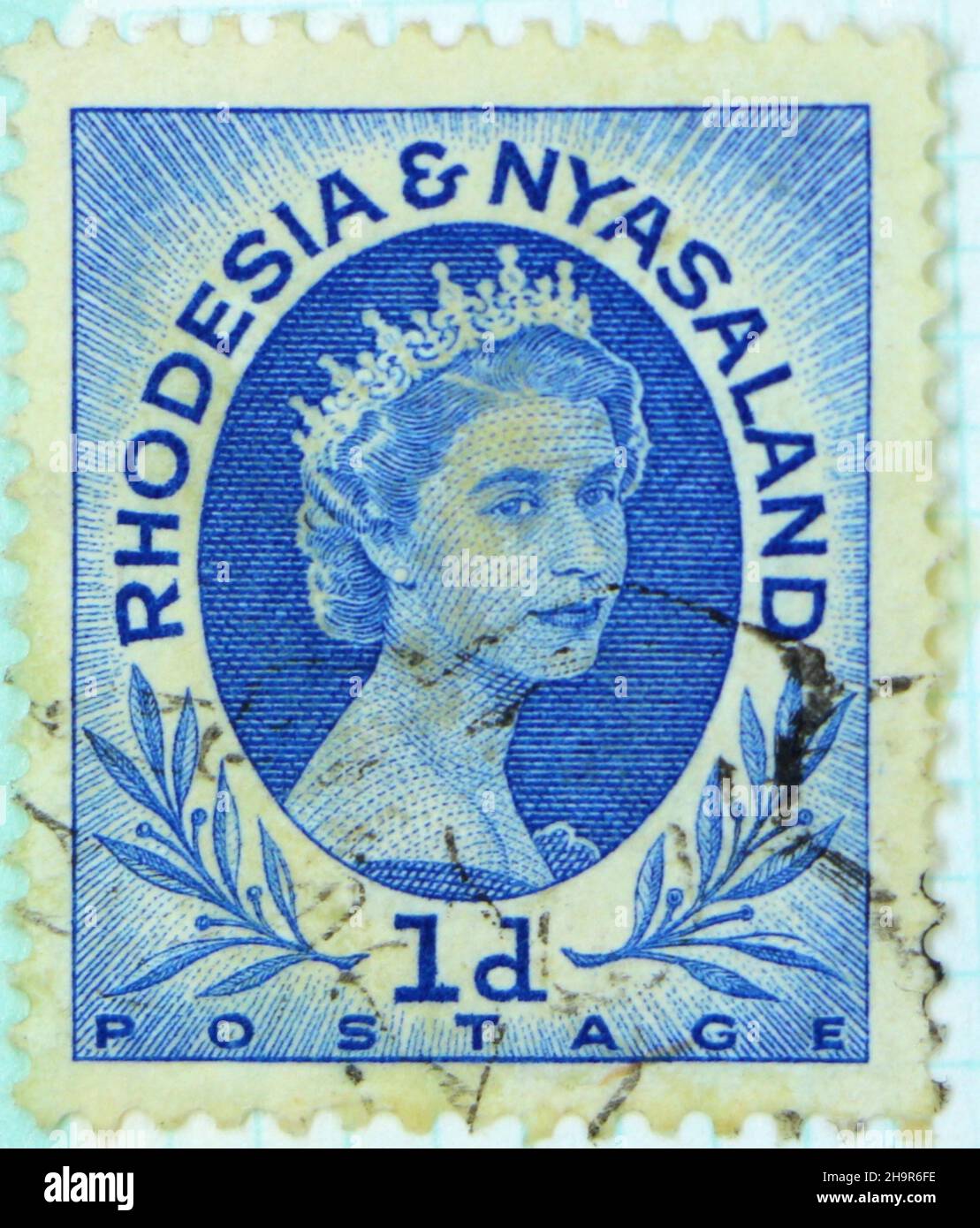 Photo d'un timbre-poste bleu 1d de Rhodésie et Nyasaland avec un portrait de la reine Elizabeth II Banque D'Images