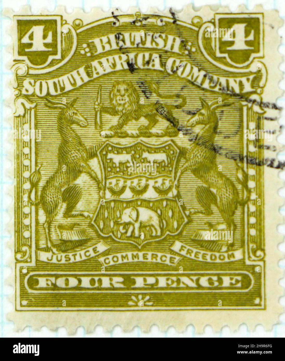 Photo d'un timbre vert de quatre penny British South Africa Company Postage avec un blason indiquant la liberté de commerce de justice Banque D'Images
