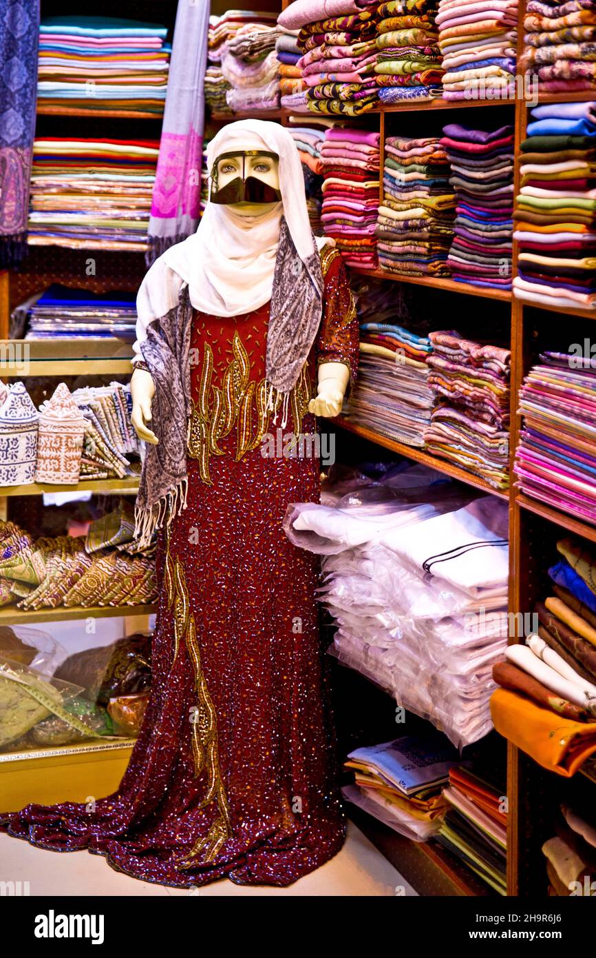 Vêtements traditionnels avec burqa pour la femme bédouine dans le souq, Muscat-Mutrah, Muscat, Oman Banque D'Images