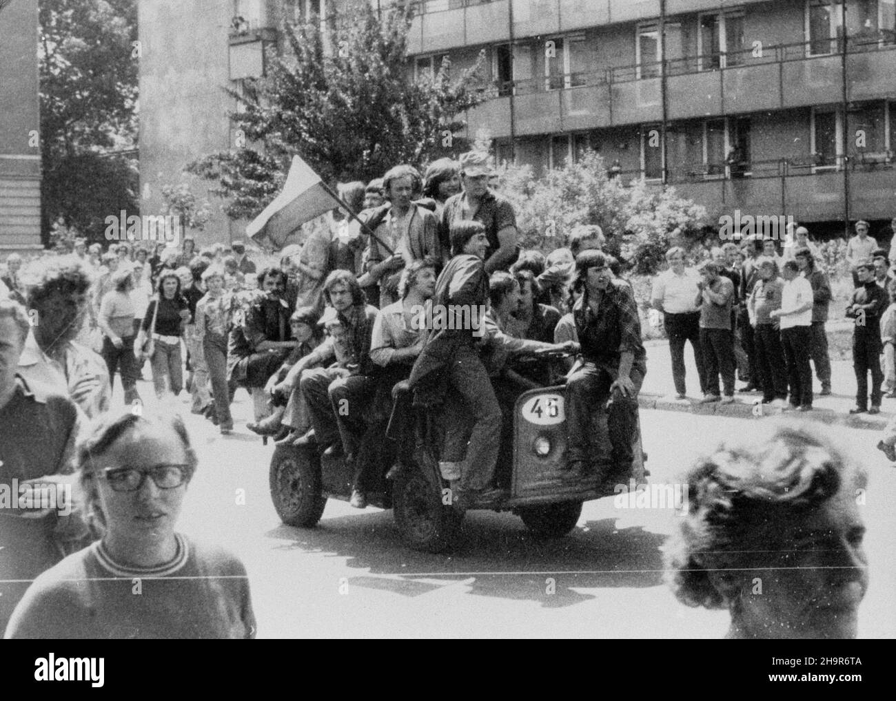 Radom, 1976-06-25.Wydarzenia radomskie, radomski czerwiec.grupa m³odych ludzi jad¹cych akumatorowym wózkiem z narodow¹ flag¹ pod gmach Komitetu Wojewódzkiego Polskiej Zjednoczonej Partii Robotniczej (KW PZPR).³p/gr PAPRadom, 26 juin 1976.Grèves à Radom.Le Radom juin.Photo: Un groupe de jeunes sur leur chemin vers le Comité de Voivoïdship du Parti des travailleurs Unis polonais. Hé conduire le chariot électrique amd tenir le drapeau national à la .³p/gr PAP Banque D'Images