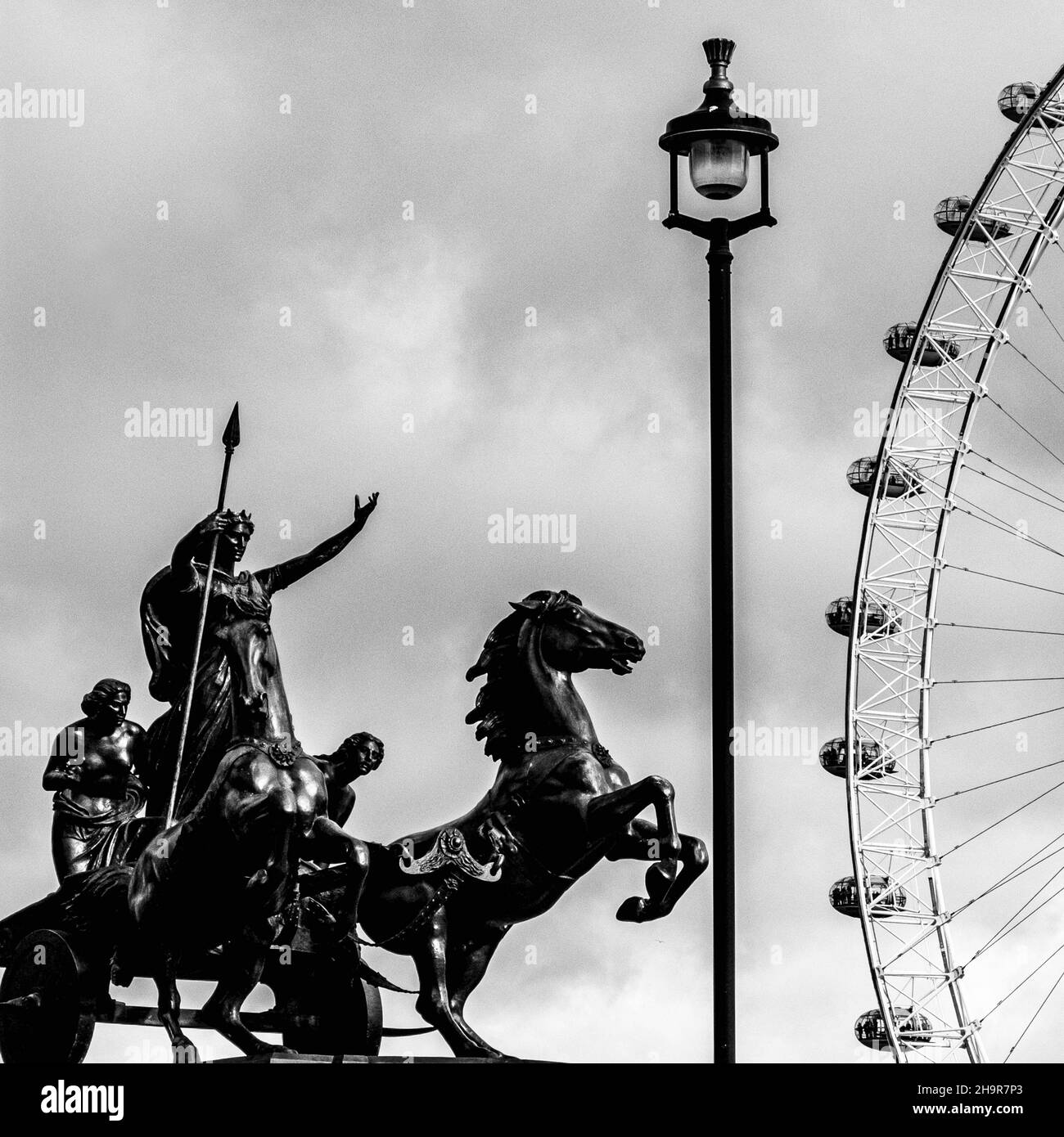 Centre de Londres Royaume-Uni novembre 21 2021, Statue de la rébellion de Boudiccan Reine celtique avec London Eye en arrière-plan et aucun peuple Banque D'Images