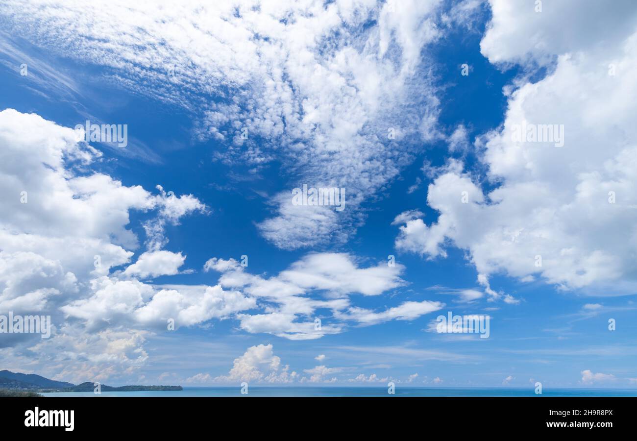 Ciel bleu horizon arrière-plan avec des nuages sur une journée ensoleillée paysage marin panorama Phuket Thaïlande Banque D'Images