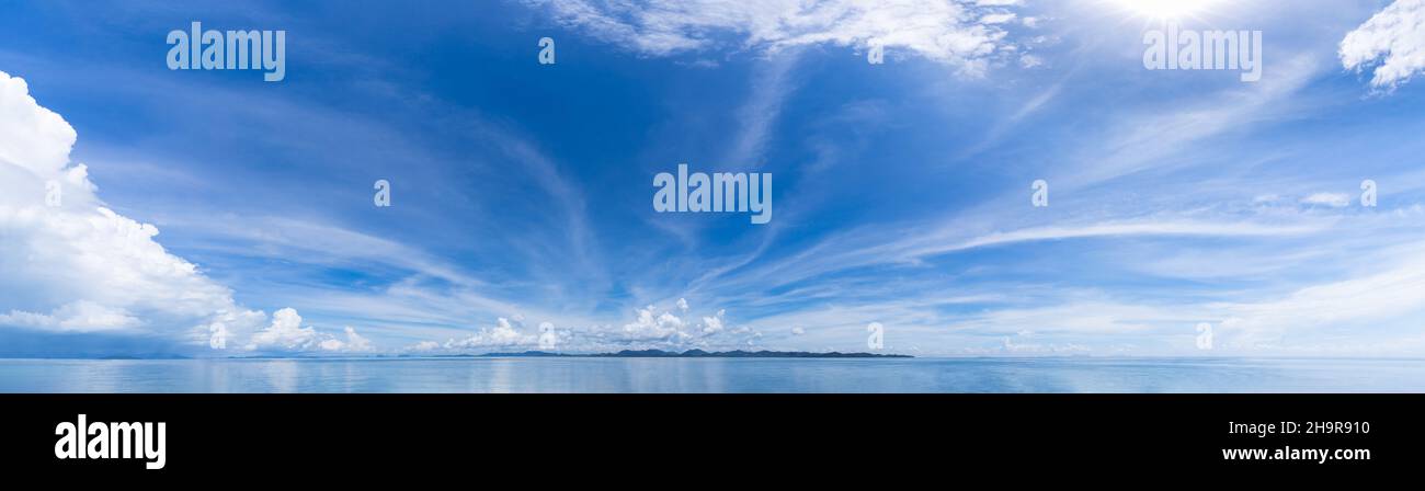 Ciel bleu horizon arrière-plan avec des nuages sur une journée ensoleillée paysage marin panorama Phuket Thaïlande Banque D'Images