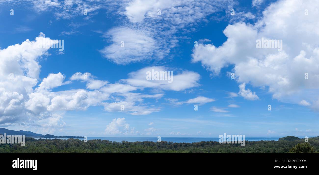 Ciel bleu horizon arrière-plan avec des nuages sur une journée ensoleillée paysage marin panorama Phuket Thaïlande Banque D'Images