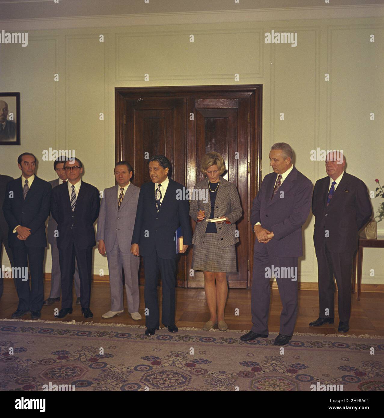 Varsovie 05,1974.W gmachu Komitetu Centralnego Polskiej Zjednoczonej Partii Robotniczej i sekretarz KC PZPR Edward Gierek (2P) przyj¹³ Sekretarza Generalnego Œwiatowej Rady Pokoju, wybitnego dzia³acza politycznego z Romesha Chandrê Indira (4P).W imieniu prezydium ŒRP Chandra wrêczy³ Edwardowi Gierkowi Z³oty Médaille Pokoju im.Fryderyka Joliot-Curie.W spotkaniu udzia³ wziêli, m.in. cz³onkowie Rady Pañstwa Wincenty Kraœko (L) i Edward Babiuch (5P), przewodnicz¹cy Ogólnopolskiego Komitetu Pokoju Józef Cyrankiewicz (P). uu PAP/Jan Morek Dok³adny dziewydarzenia darziewicz.Varsovie, mai Banque D'Images